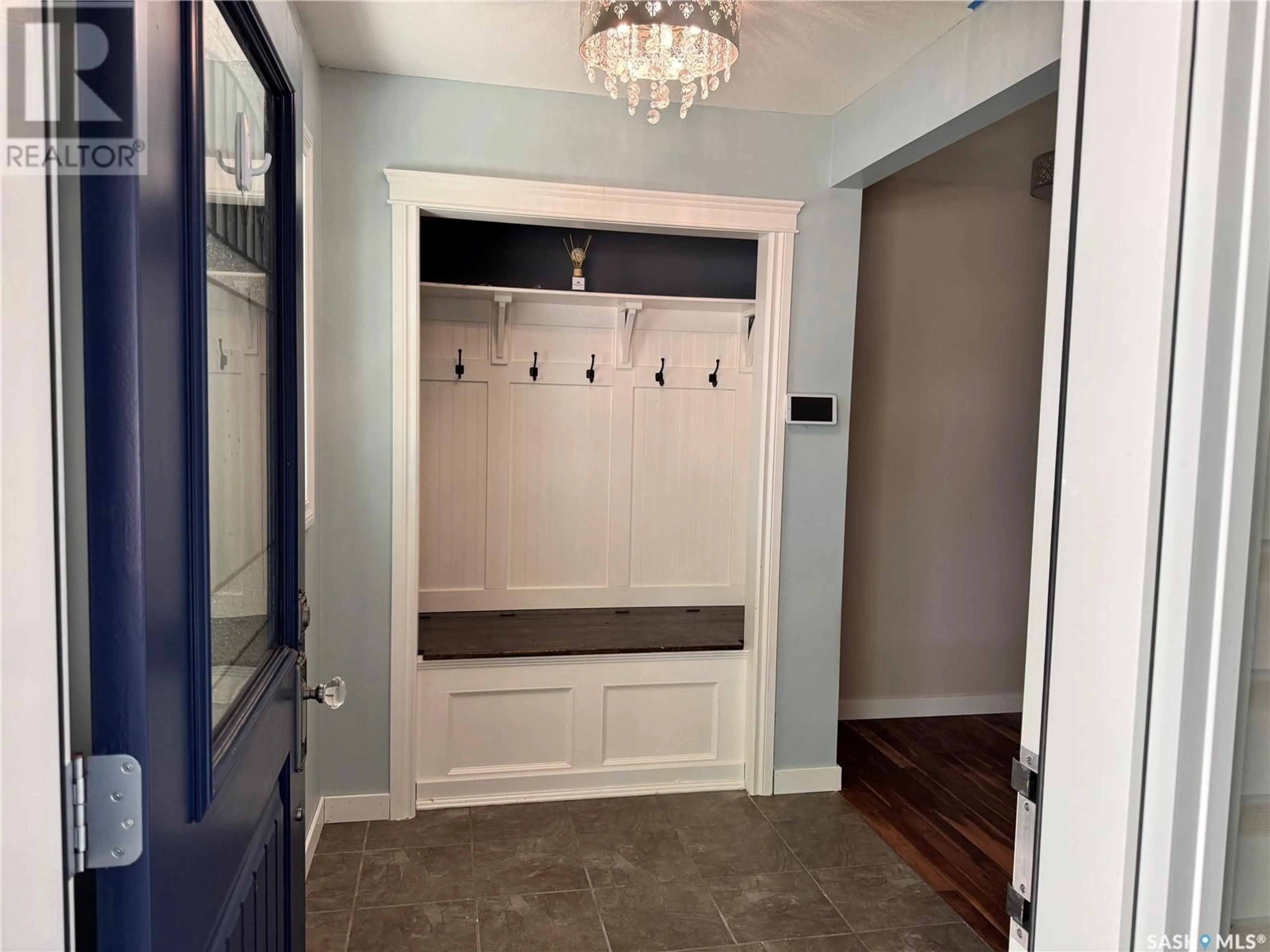 Indoor entryway for 1113 J AVENUE, Saskatoon Saskatchewan S7M2C2