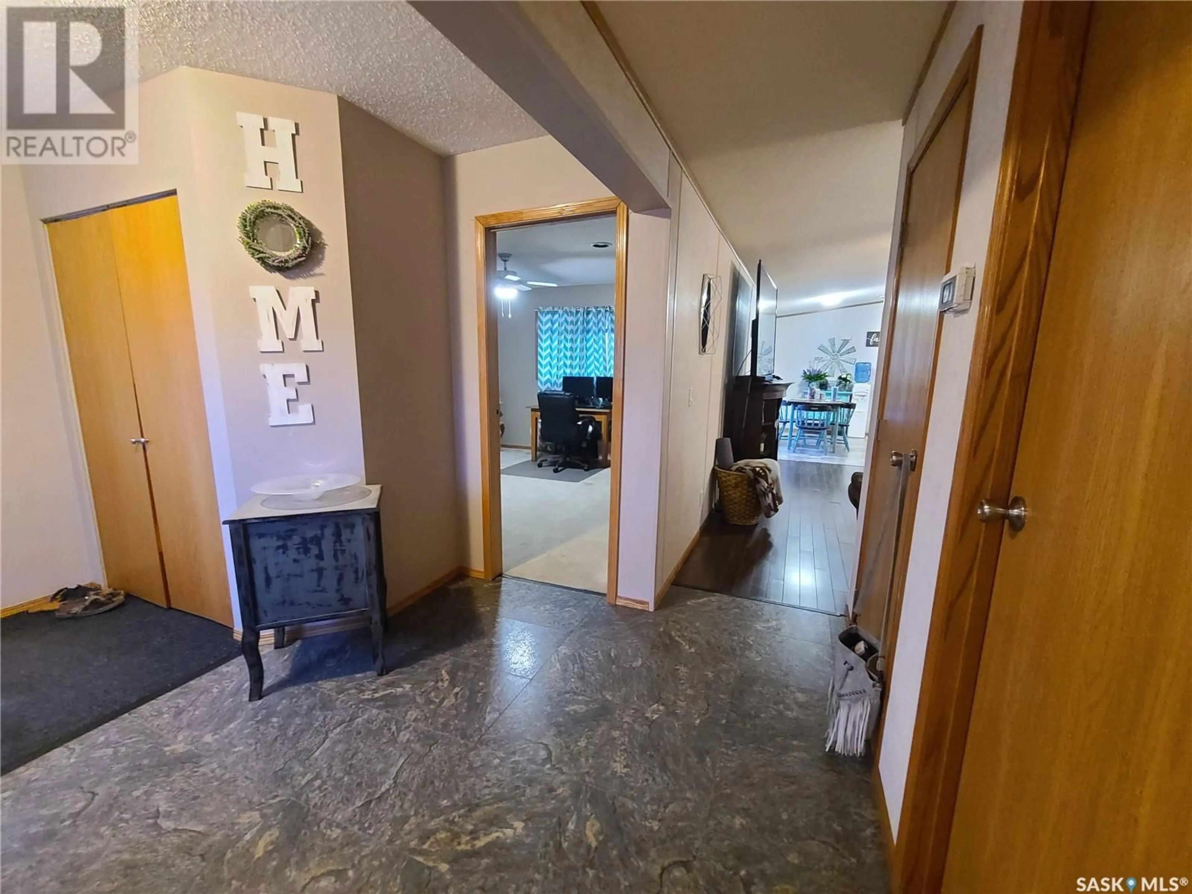 Indoor foyer for SW - 80-81 106 1ST AVENUE, Weyburn Saskatchewan S4H2J1