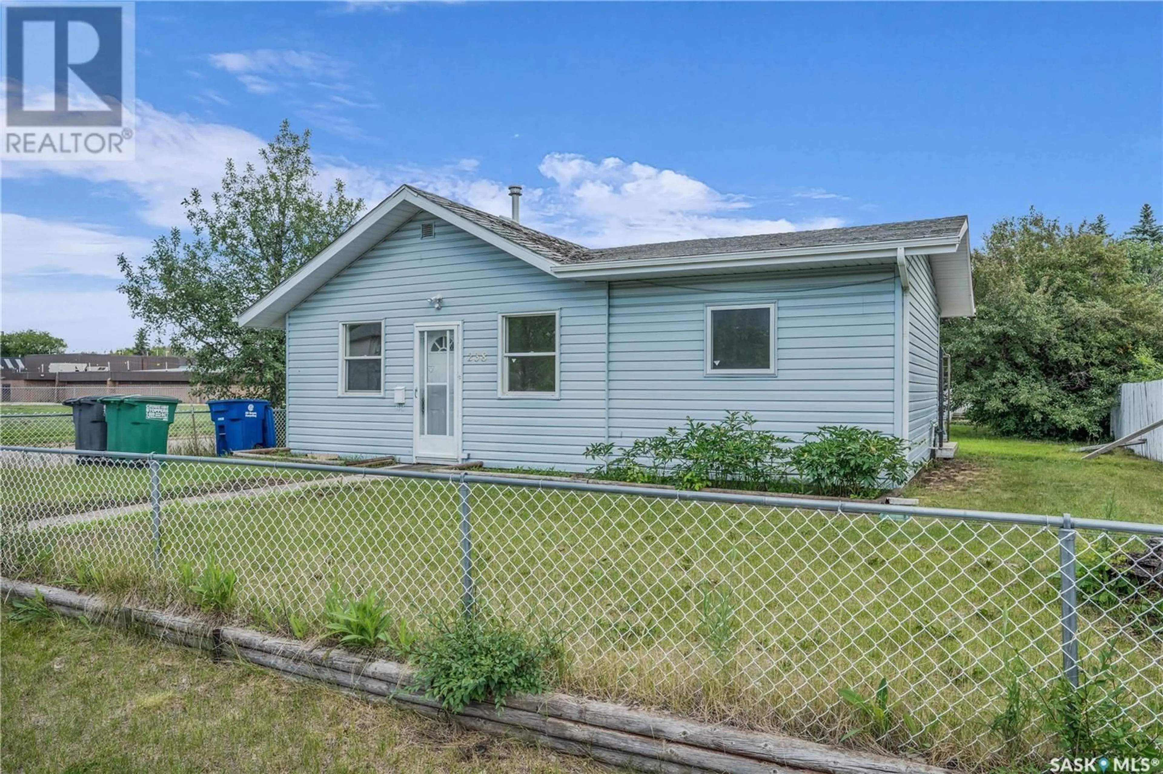 Home with vinyl exterior material, street for 238 R AVENUE, Saskatoon Saskatchewan S7L2Y7