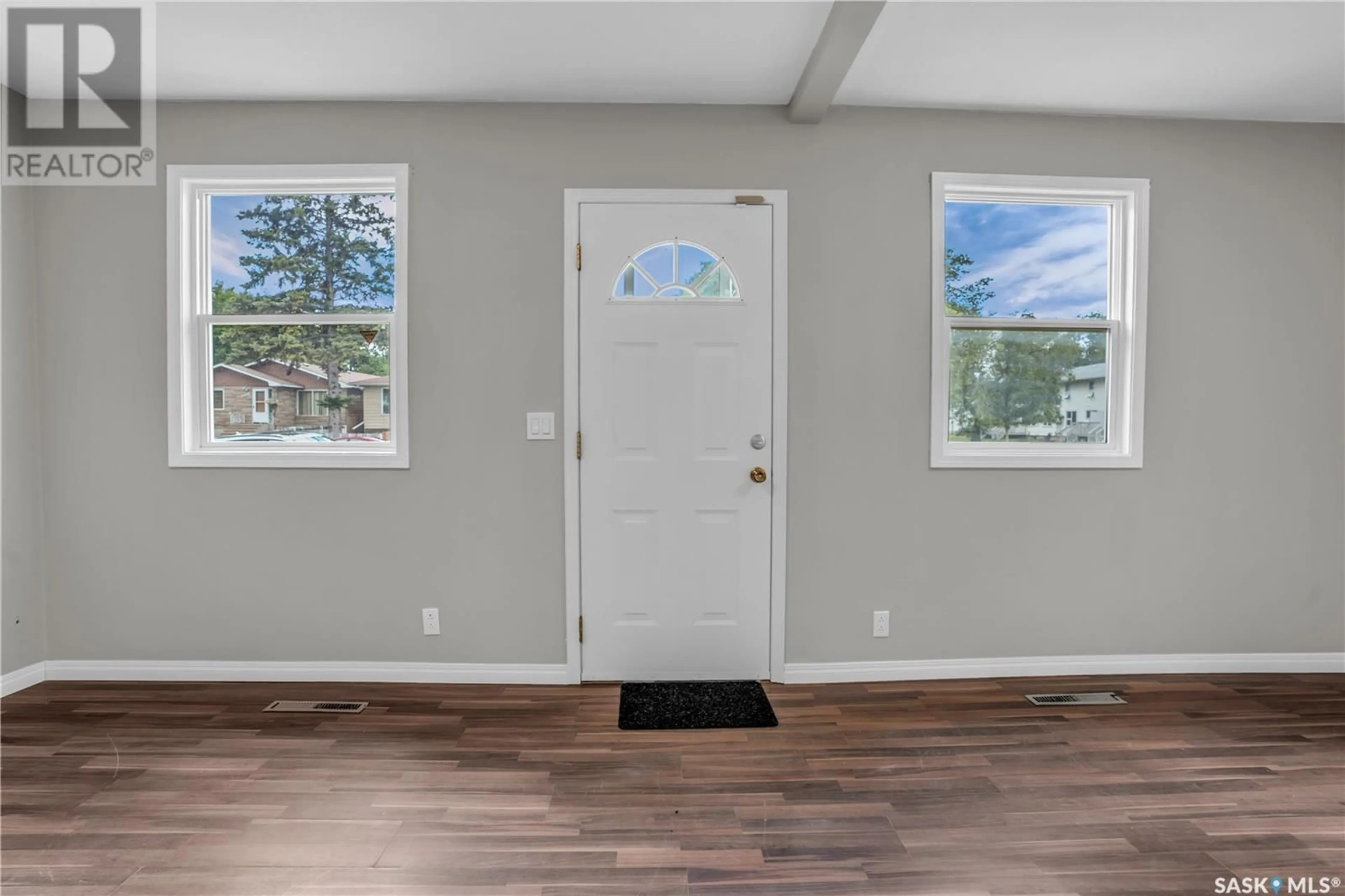 Indoor entryway for 238 R AVENUE, Saskatoon Saskatchewan S7L2Y7