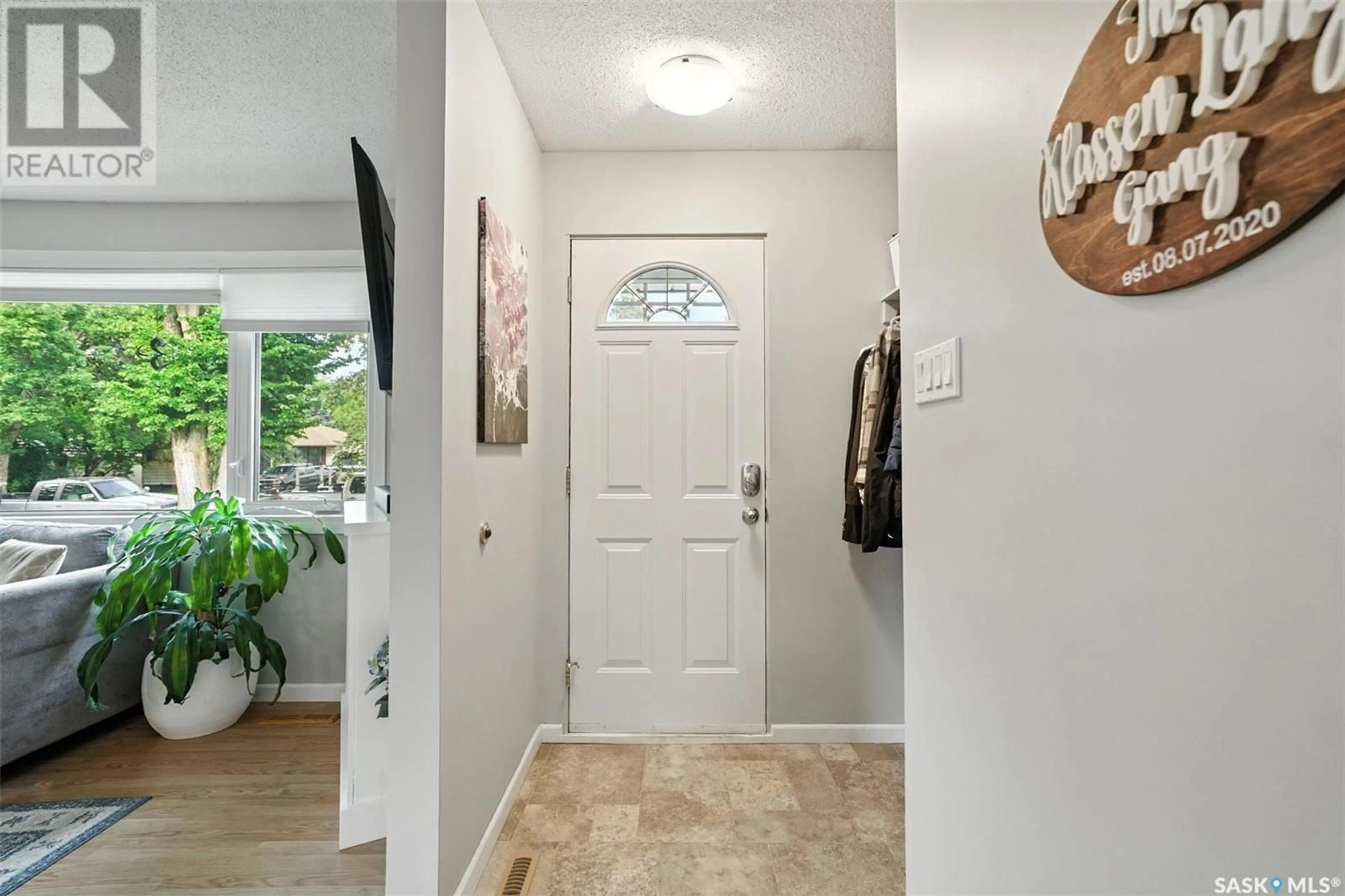 Indoor entryway for 2804 MACEACHERN AVENUE, Saskatoon Saskatchewan S7J1B5