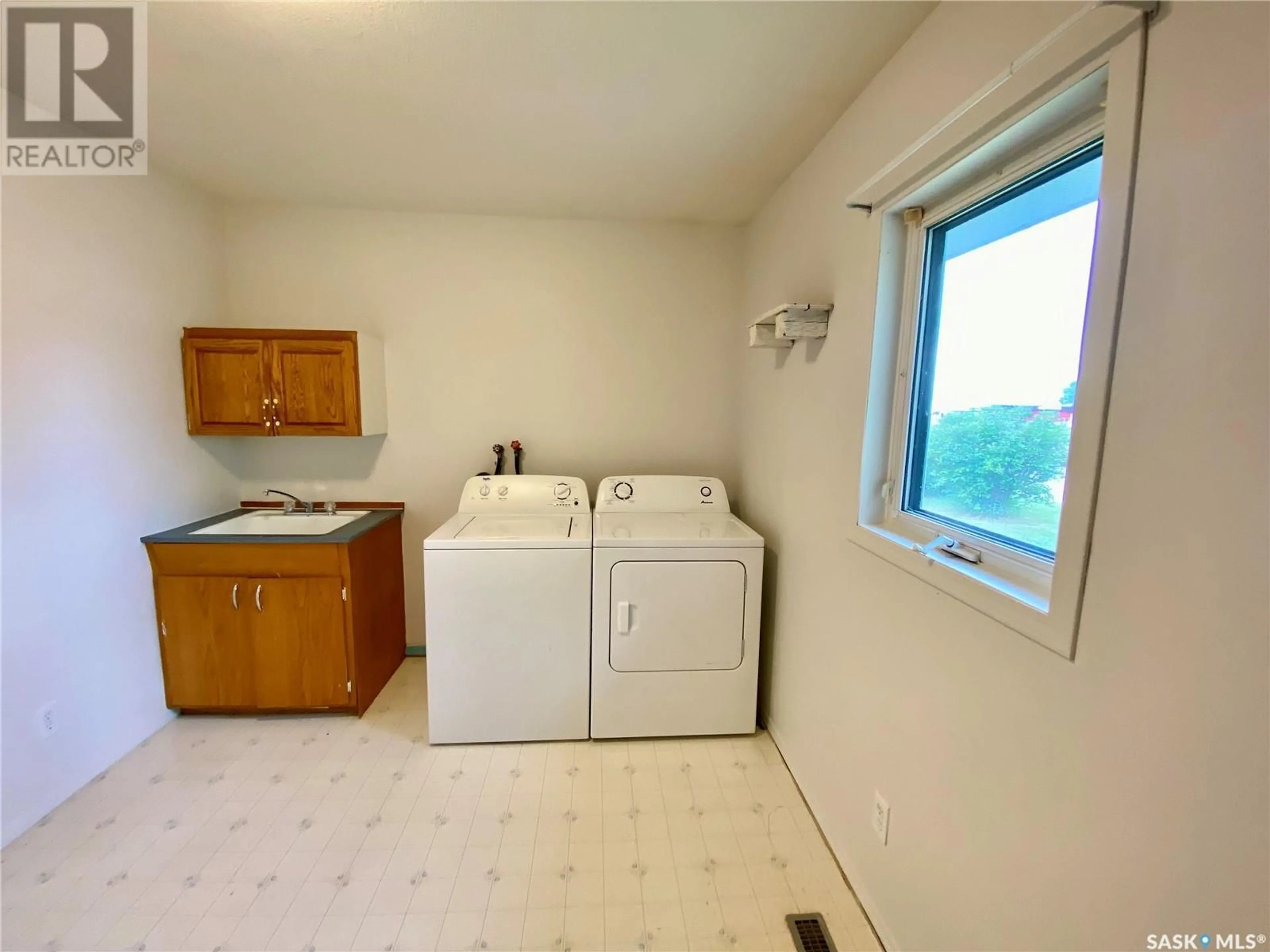 Laundry room for 106 MAIN STREET, Midale Saskatchewan S0C1S0