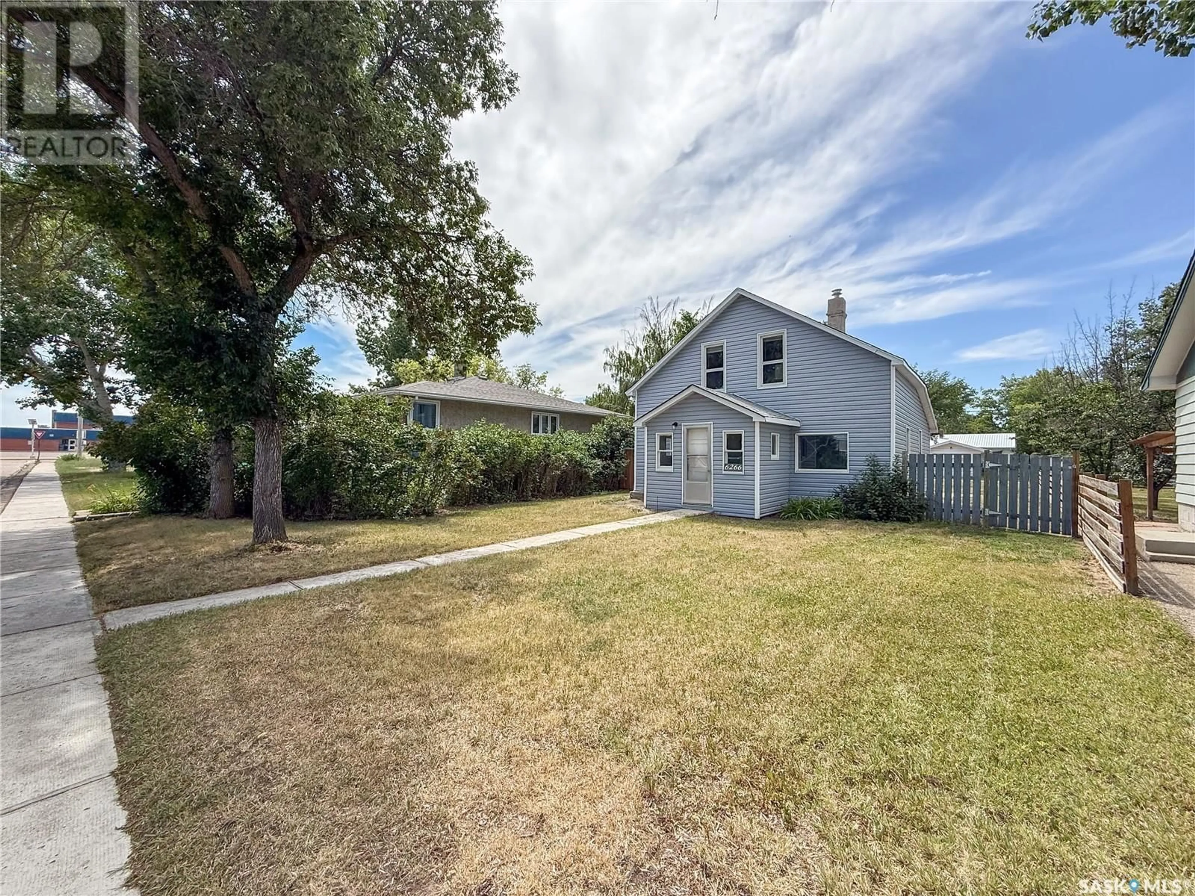 A pic from outside/outdoor area/front of a property/back of a property/a pic from drone, street for 6266 QUEENS AVENUE, Gull Lake Saskatchewan S0N1A0