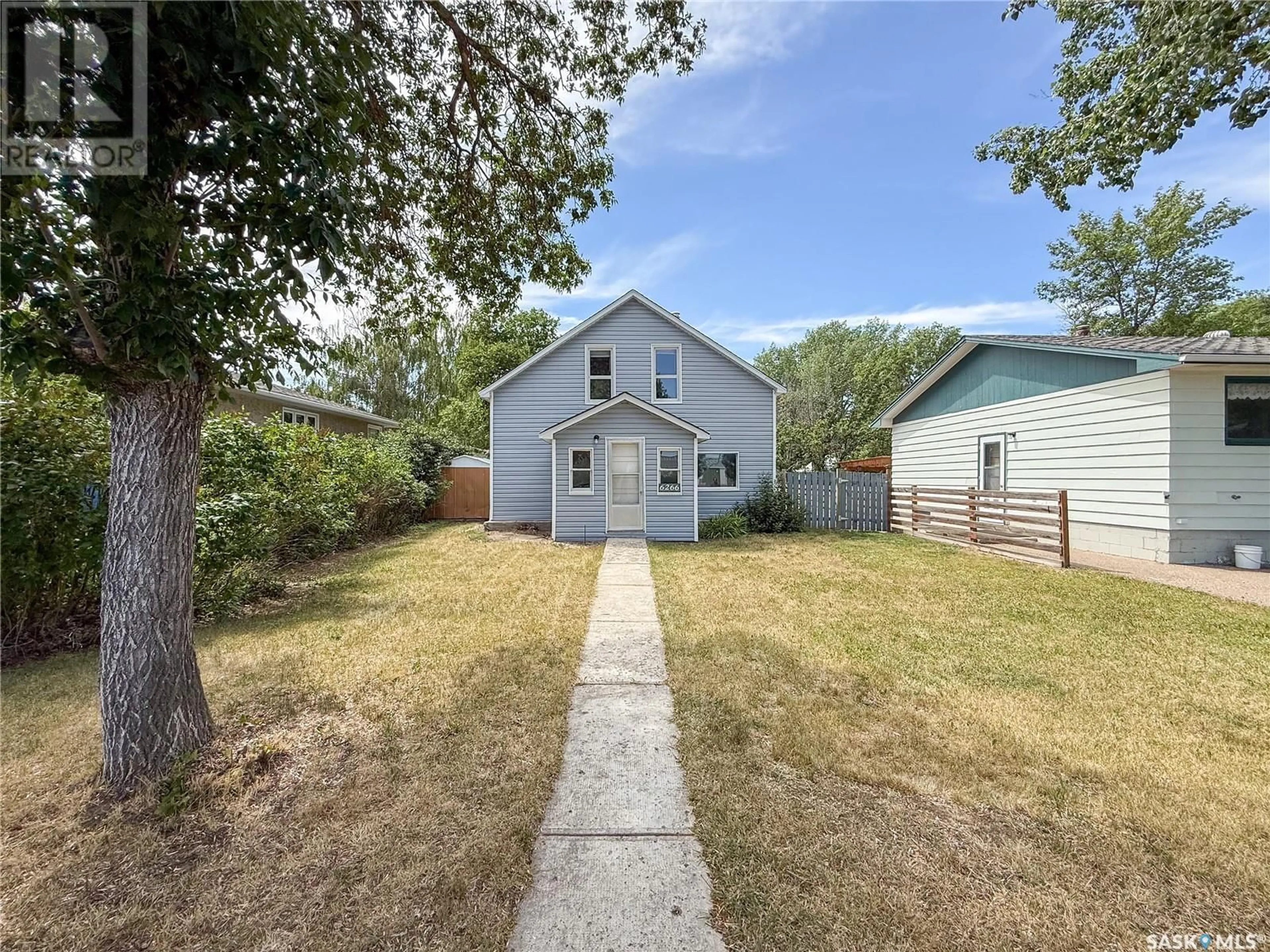 A pic from outside/outdoor area/front of a property/back of a property/a pic from drone, street for 6266 QUEENS AVENUE, Gull Lake Saskatchewan S0N1A0