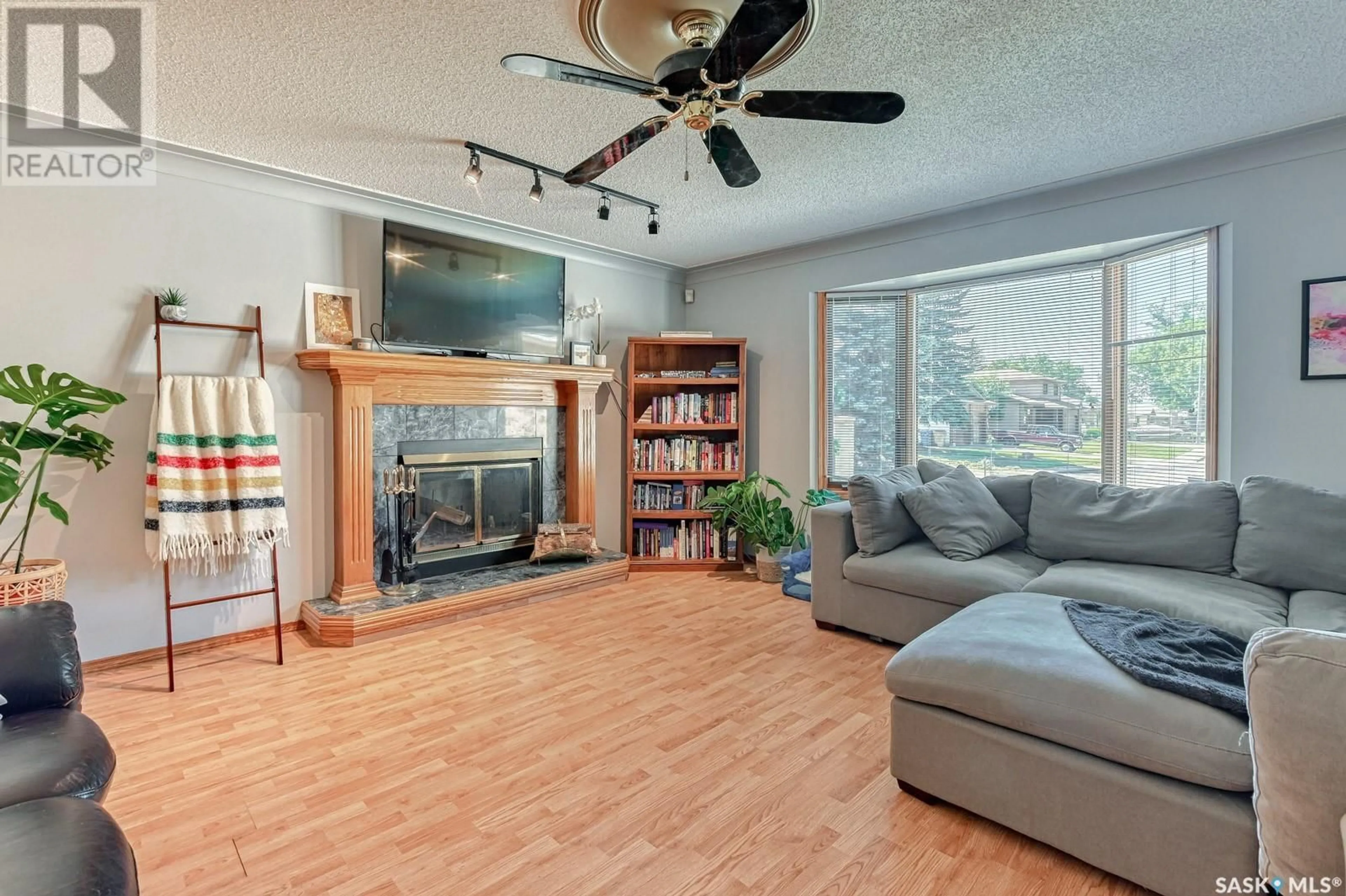 Living room with furniture, wood/laminate floor for 282 FROOM CRESCENT, Regina Saskatchewan S4N1B7