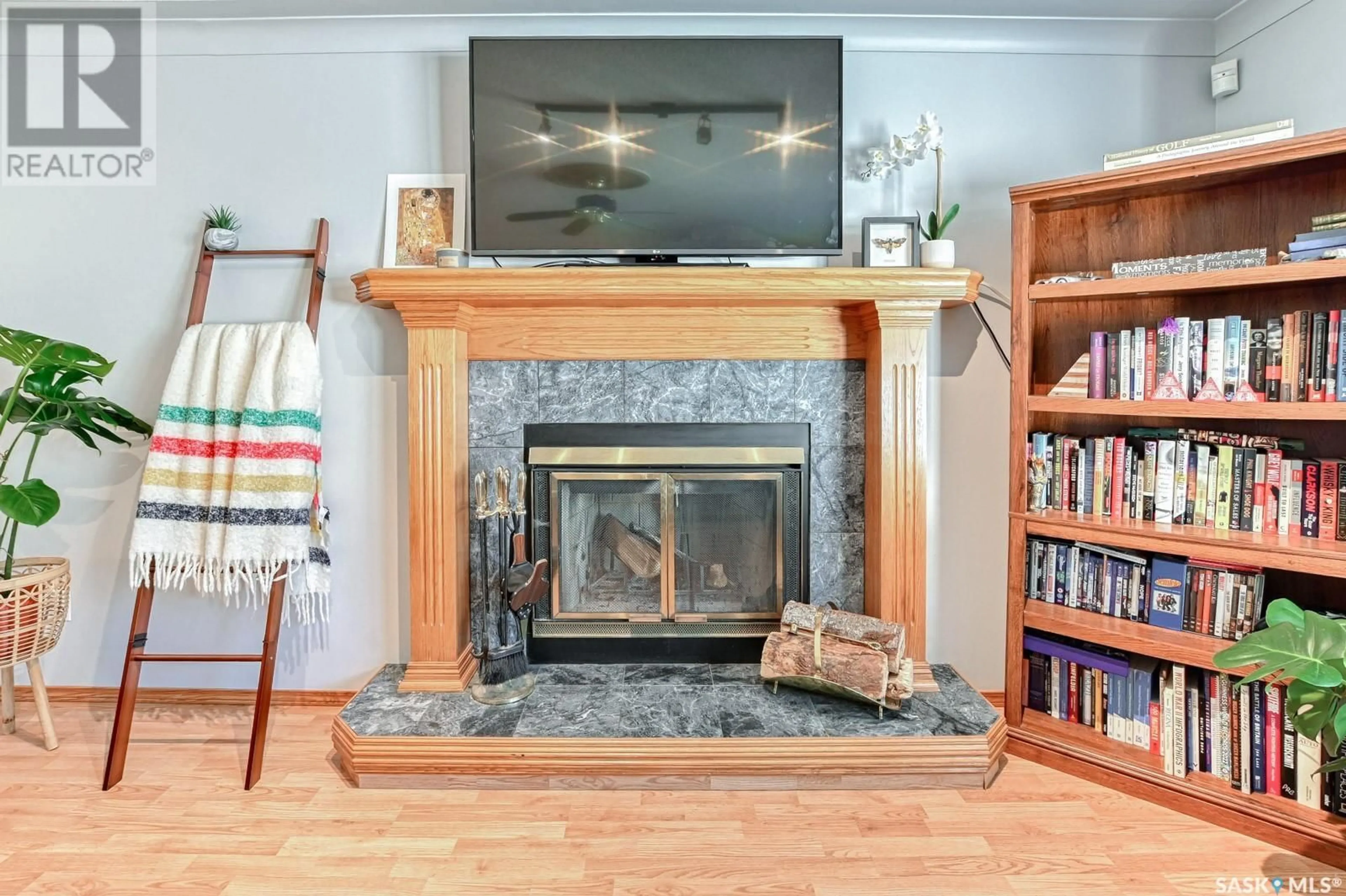 Living room with furniture, wood/laminate floor for 282 FROOM CRESCENT, Regina Saskatchewan S4N1B7