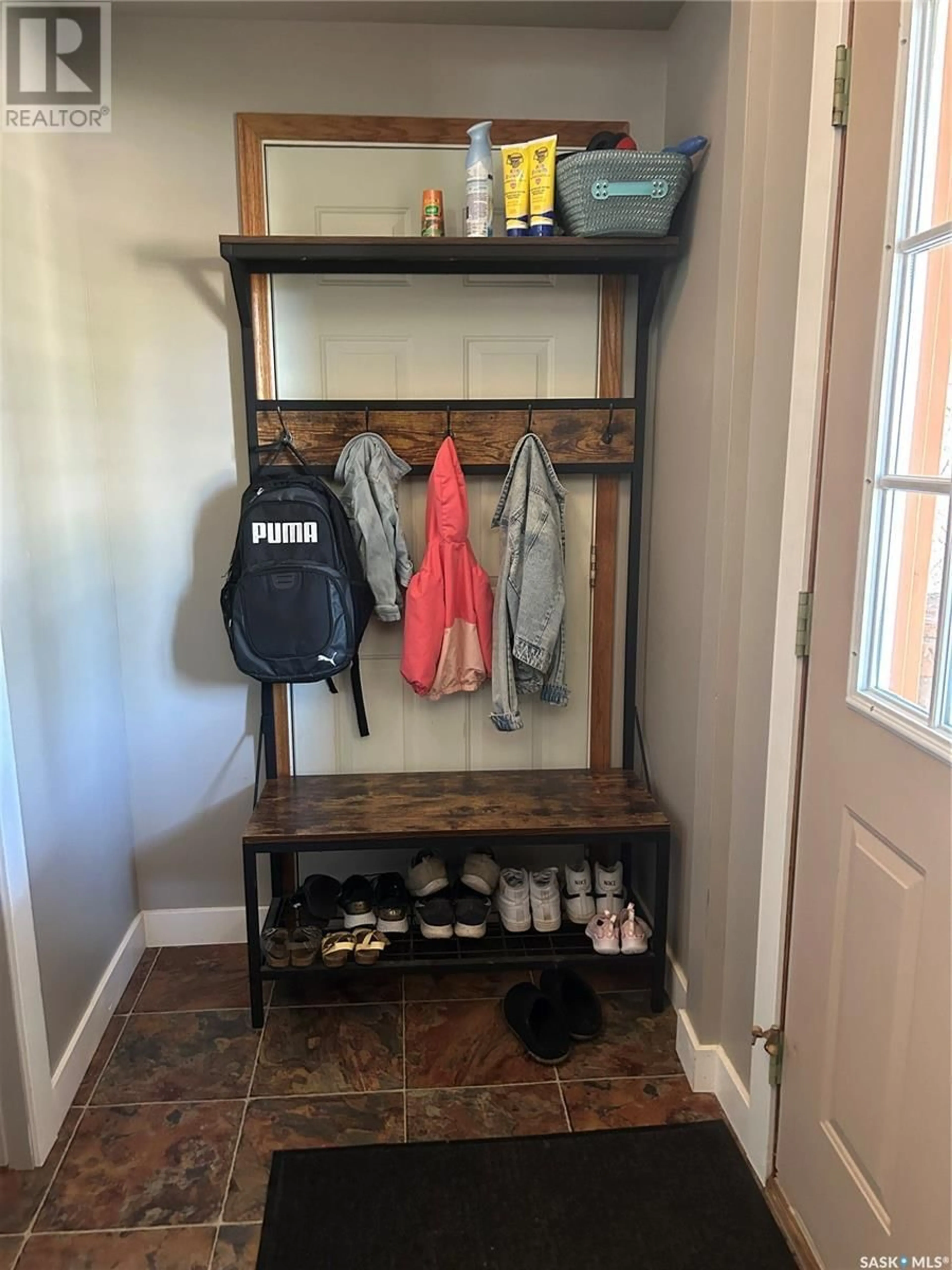 Indoor entryway for 1566 WAHLMEIER DRIVE, Estevan Saskatchewan S4A2M1