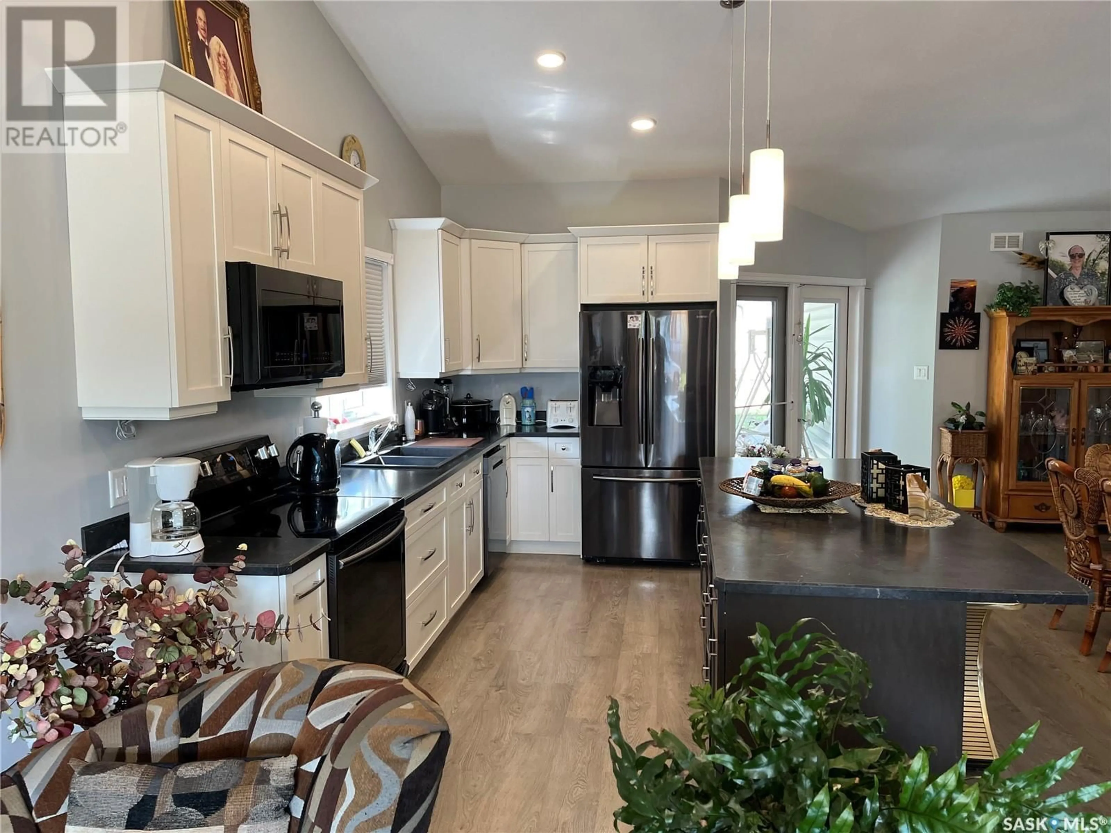 Open concept kitchen, ceramic/tile floor for 229 5TH AVENUE, Gravelbourg Saskatchewan S0H1X0