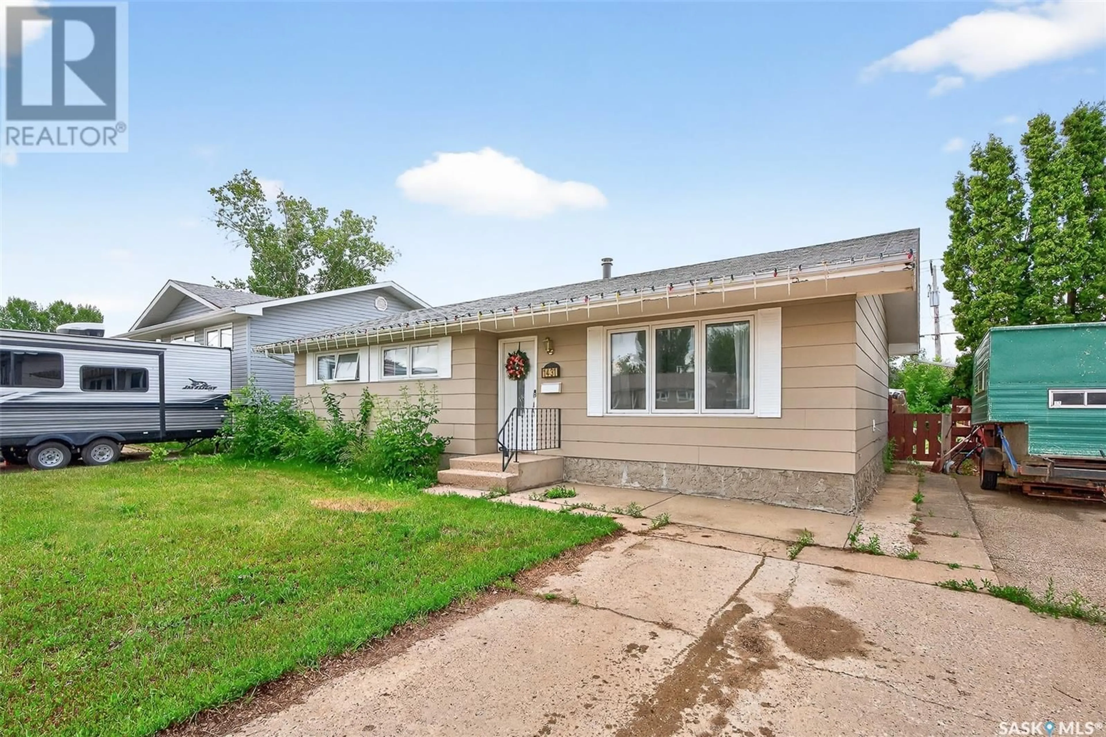 Home with vinyl exterior material, street for 1431 WARNER STREET, Moose Jaw Saskatchewan S6H6Y5