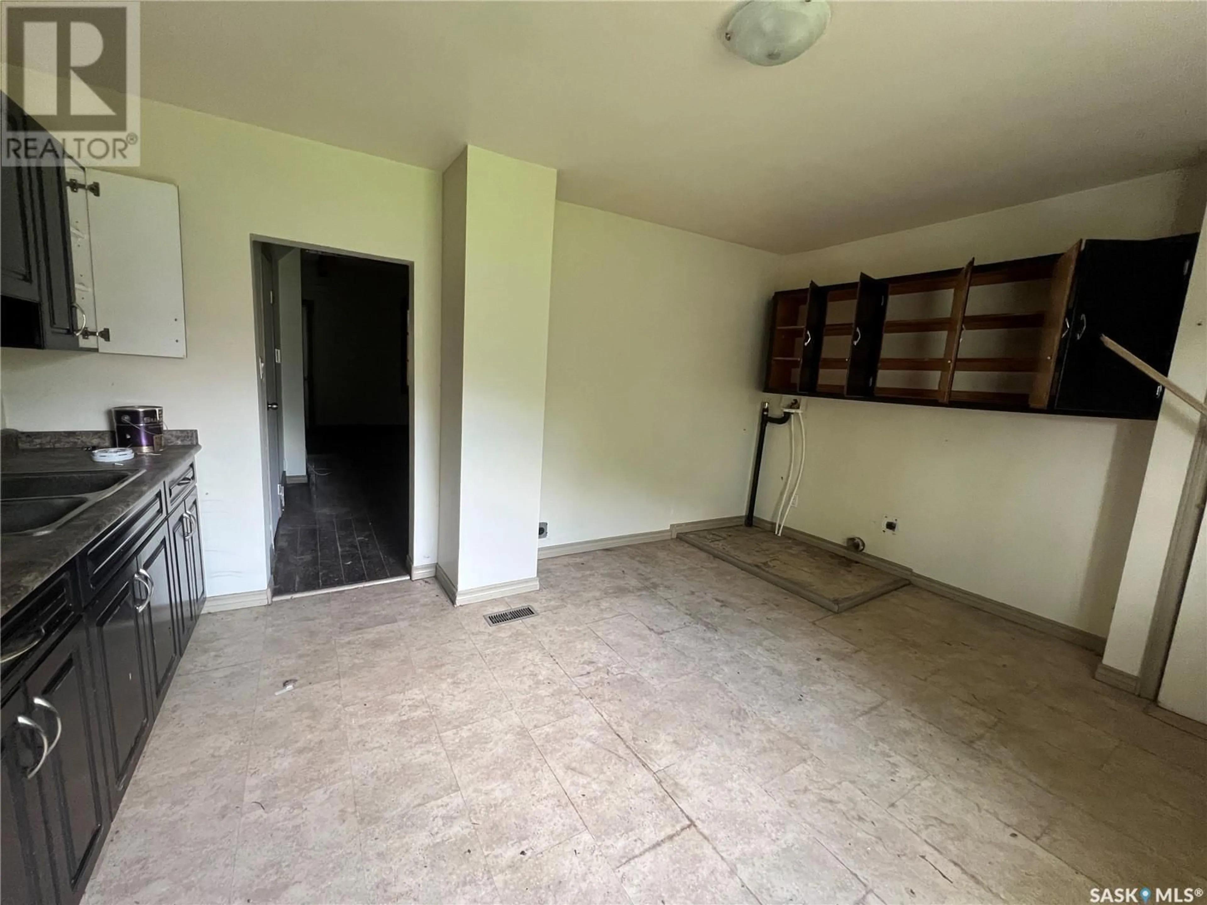 A pic of a room for 346 R AVENUE, Saskatoon Saskatchewan S7M2Z3