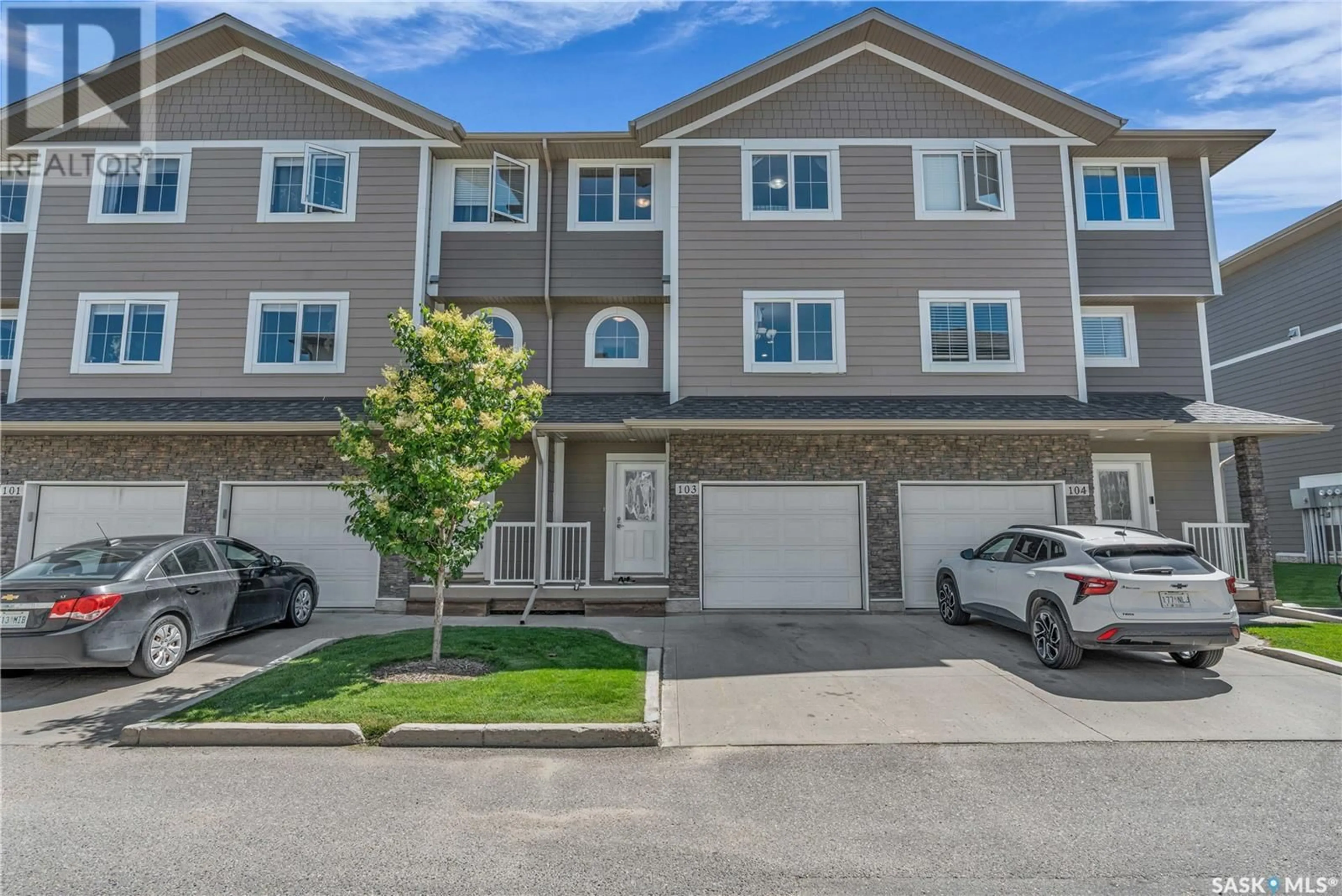 A pic from outside/outdoor area/front of a property/back of a property/a pic from drone, street for 103 212 WILLIS CRESCENT, Saskatoon Saskatchewan S7T0R6