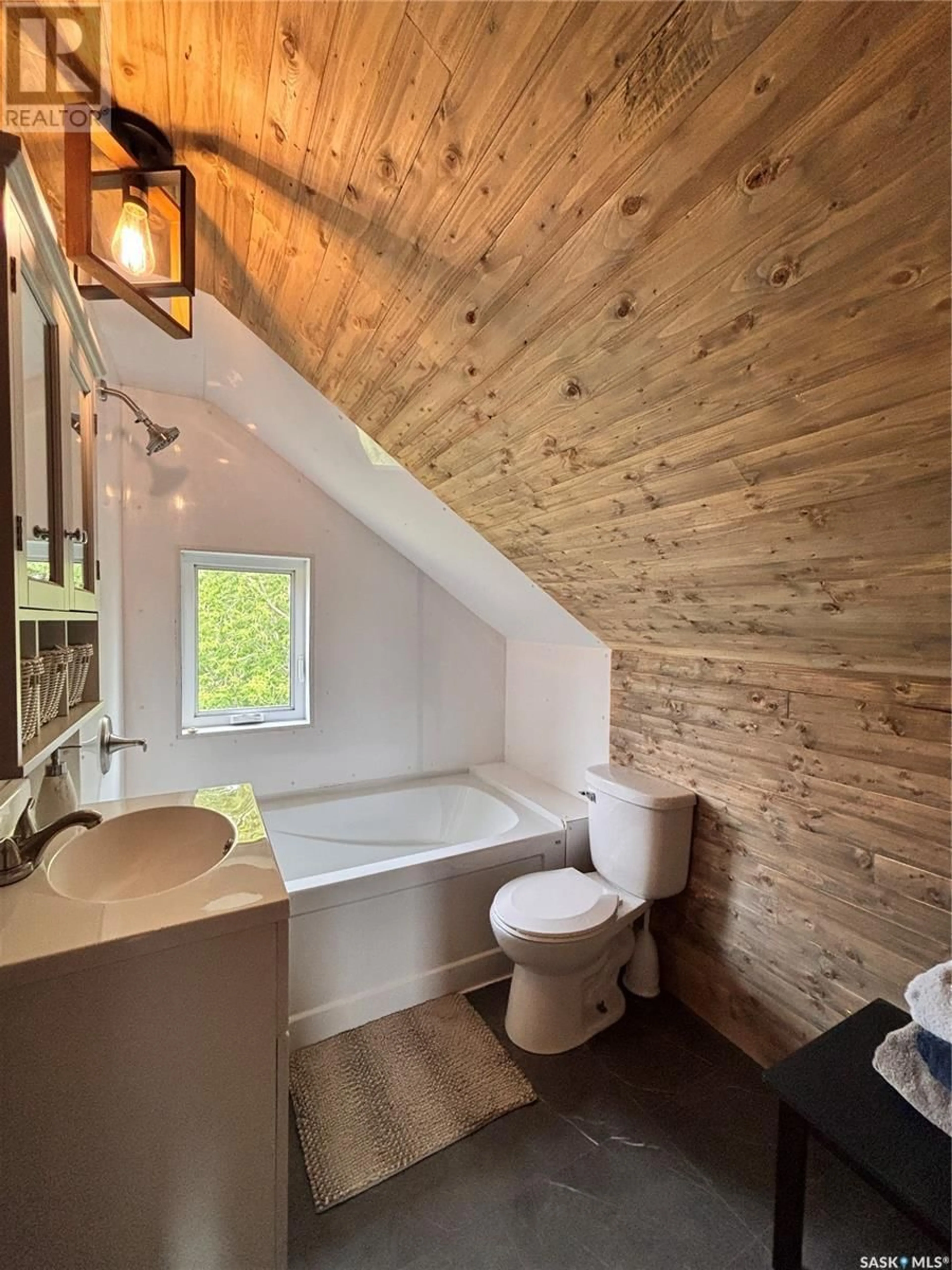 Contemporary bathroom, wood/laminate floor for SOUTH STOCKWELL LAKE ACREAGE, Fertile Valley Rm No. 285 Saskatchewan S0L0L0
