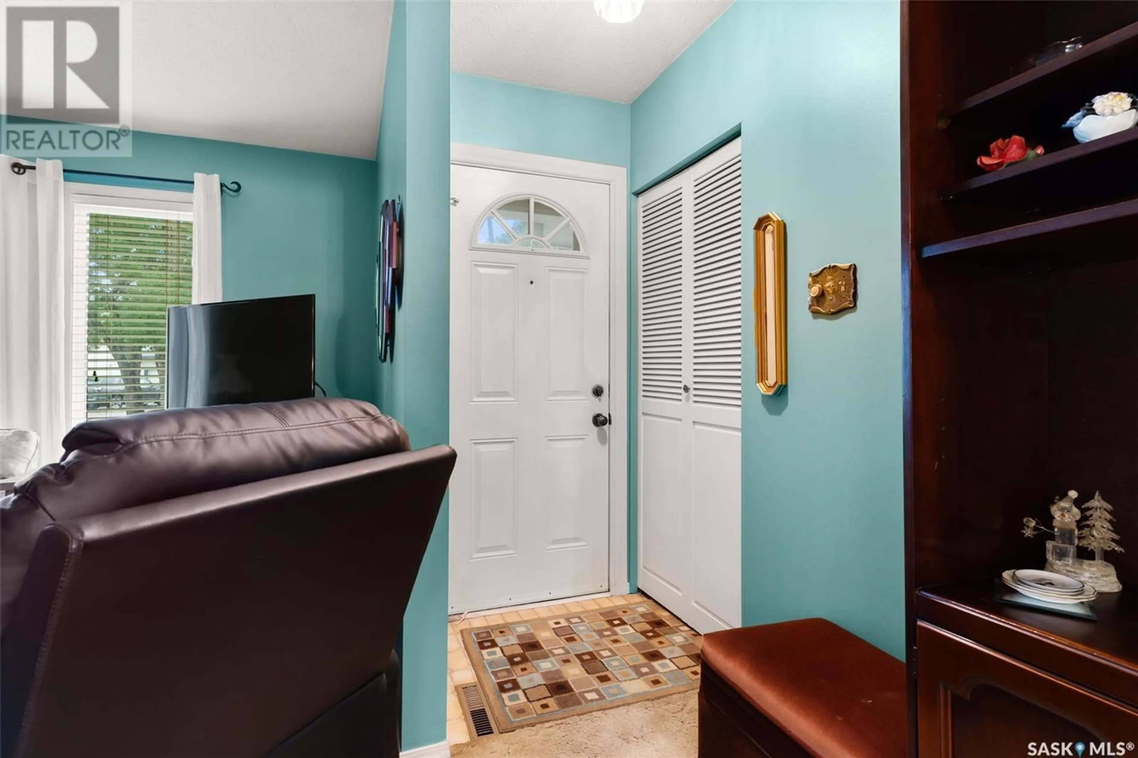 Indoor entryway for 14 HAMMOND ROAD, Regina Saskatchewan S4R3C6