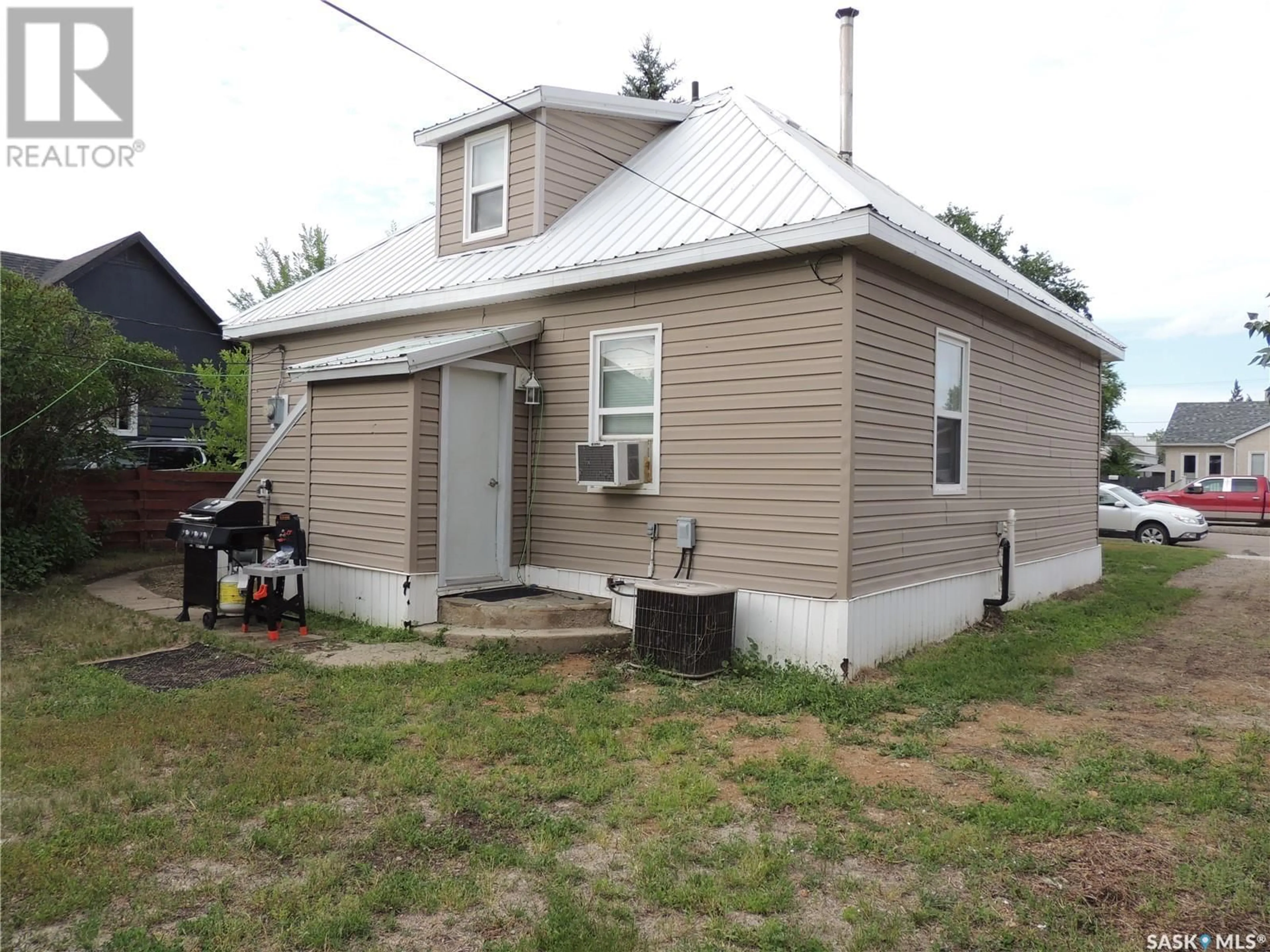 Home with vinyl exterior material, building for 630 3RD STREET, Estevan Saskatchewan S4A0P6