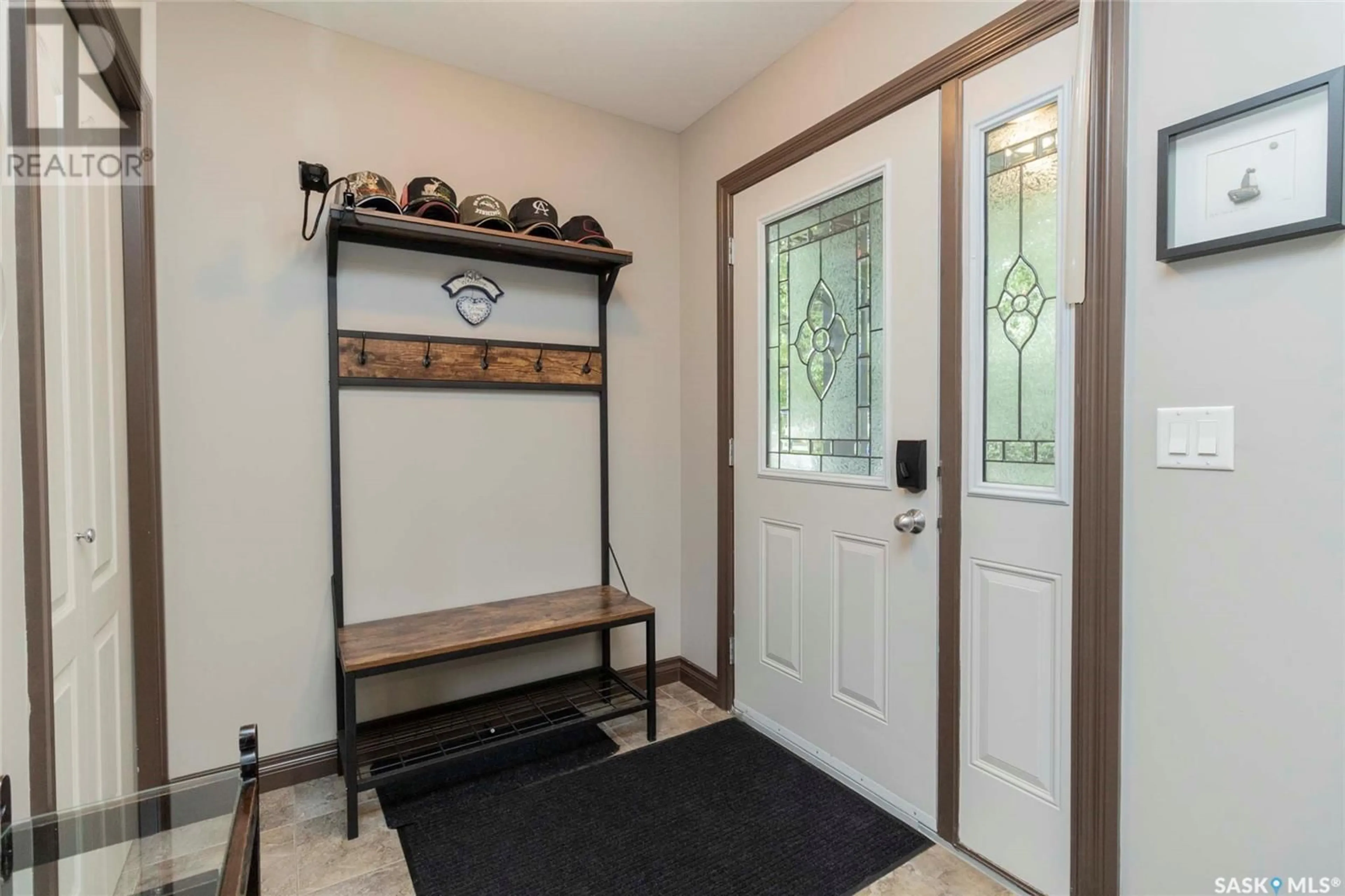 Indoor entryway for 1405 7TH AVENUE, Saskatoon Saskatchewan S7K2W3