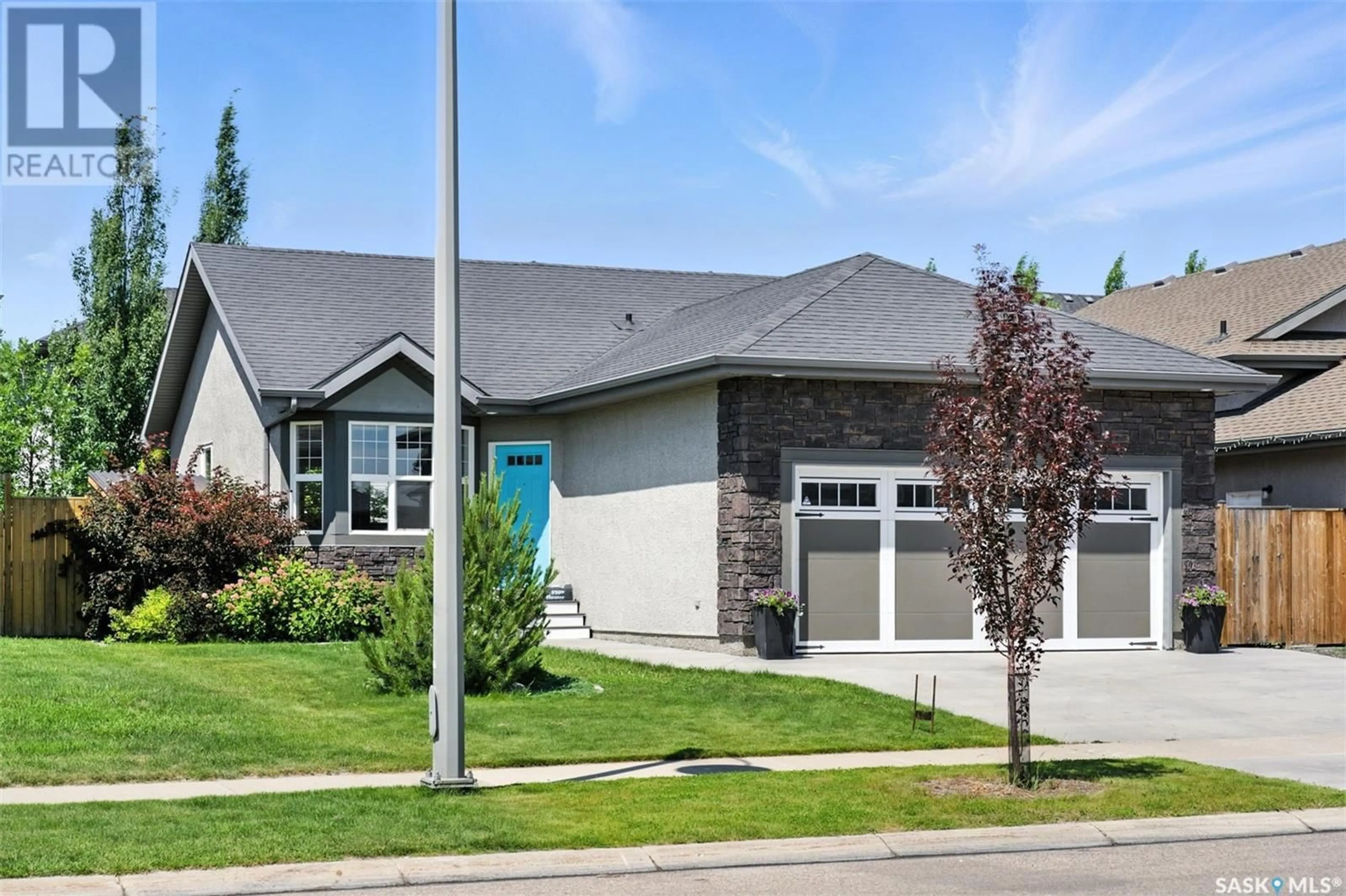 Home with vinyl exterior material, street for 930 HUNTER ROAD, Saskatoon Saskatchewan S7T0P8