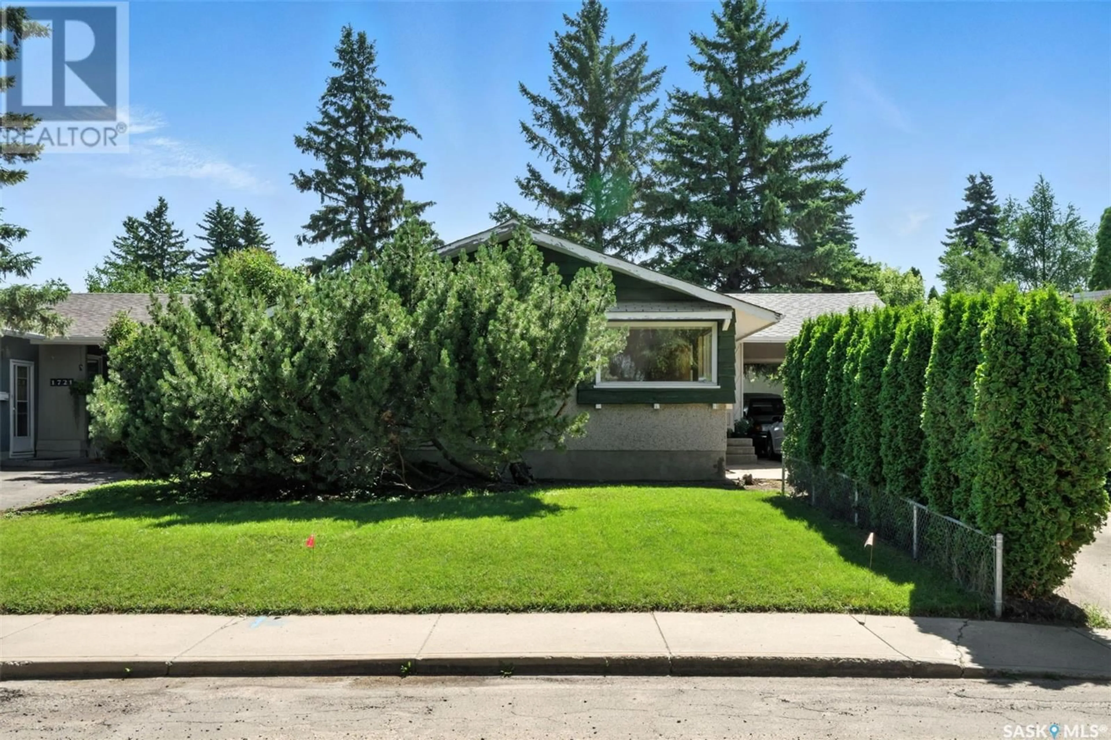 Home with vinyl exterior material, street for 1801 MADDEN AVENUE, Saskatoon Saskatchewan S7H3M7