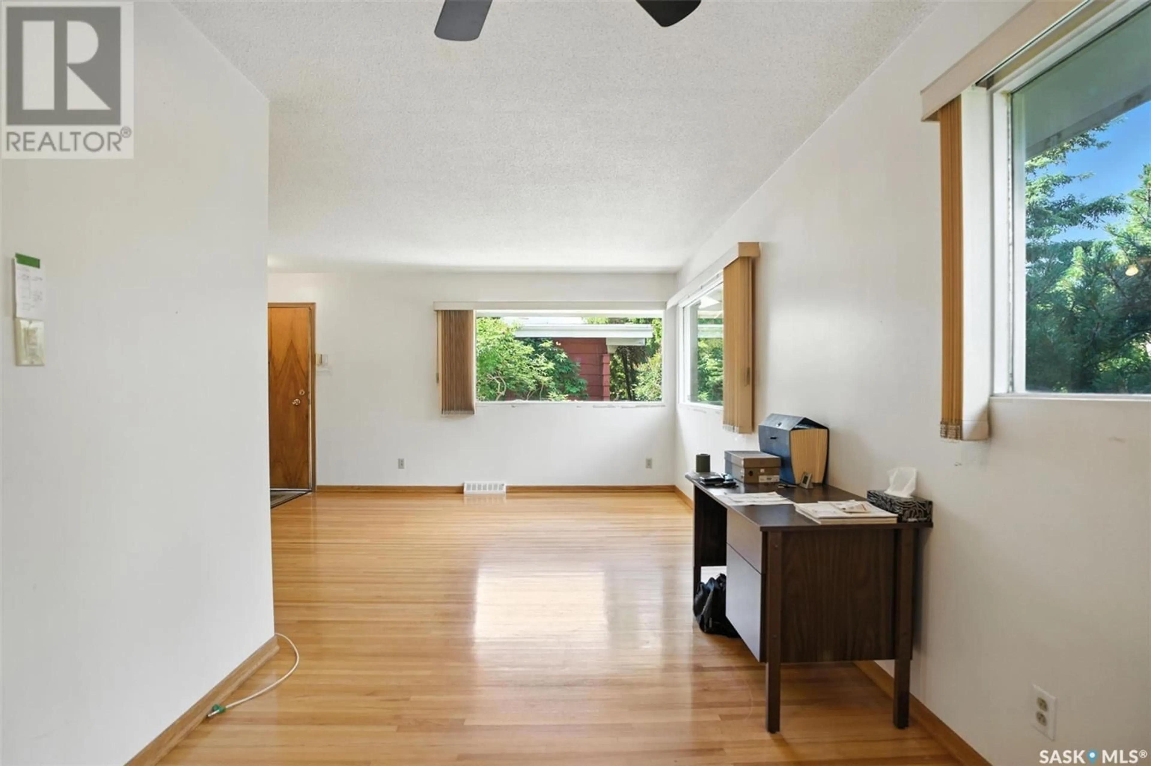 Indoor foyer for 1801 MADDEN AVENUE, Saskatoon Saskatchewan S7H3M7