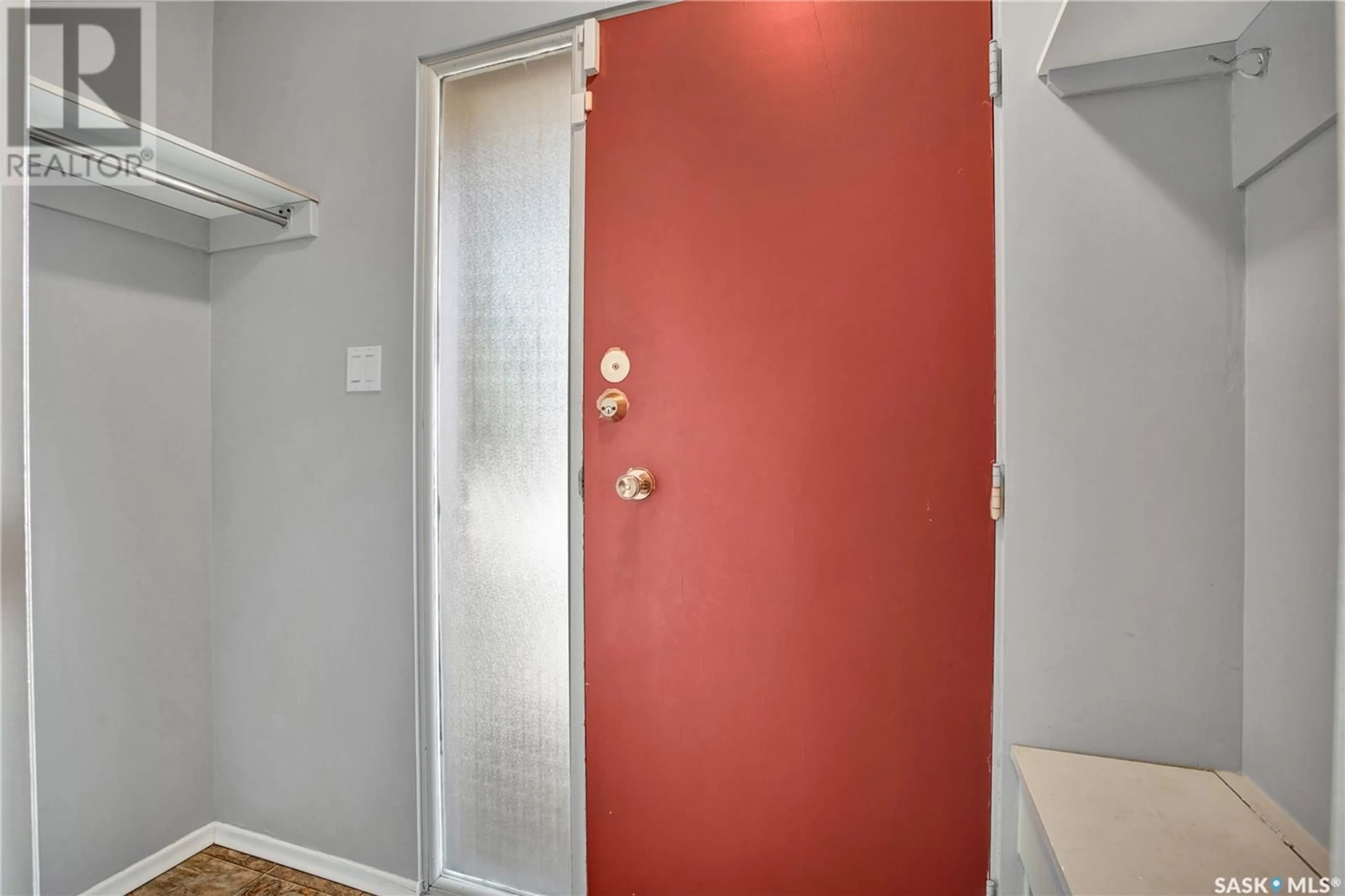 Indoor entryway for 60 120 ACADIA DRIVE, Saskatoon Saskatchewan S7H3V2