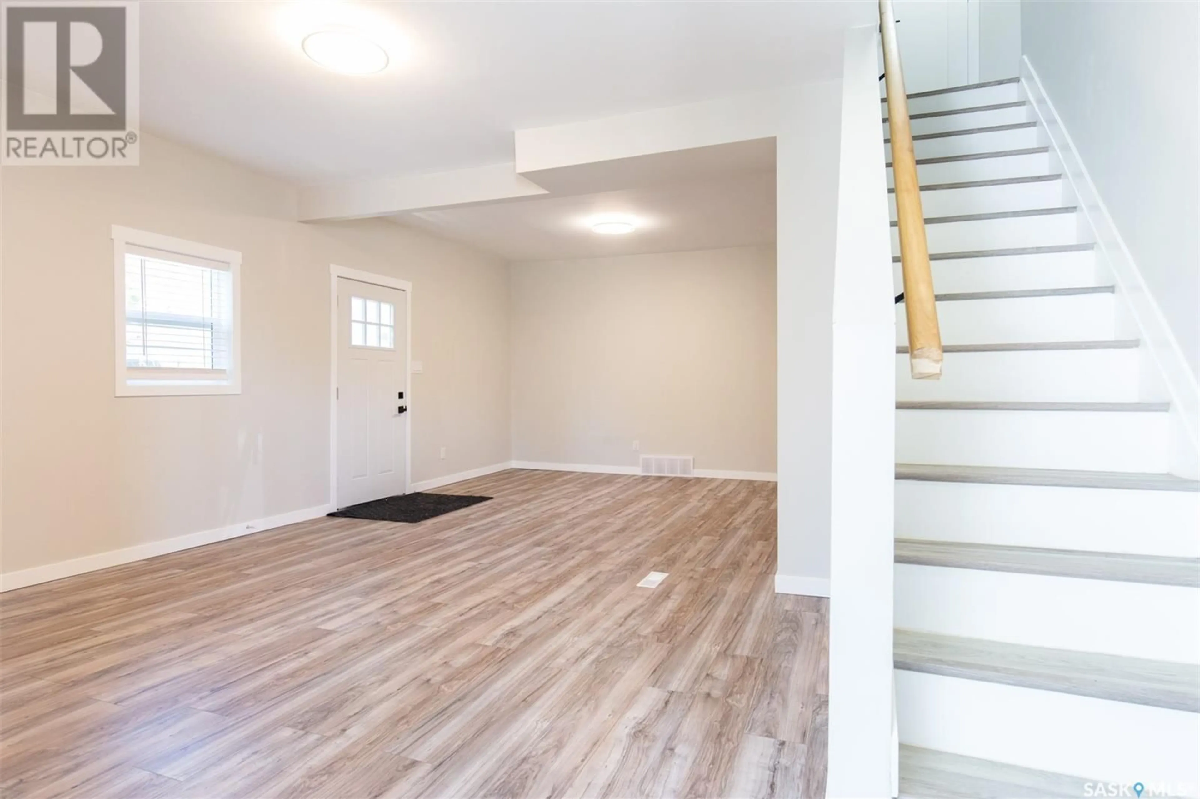 Indoor entryway for 950 OMINICA STREET, Moose Jaw Saskatchewan S6H1X7