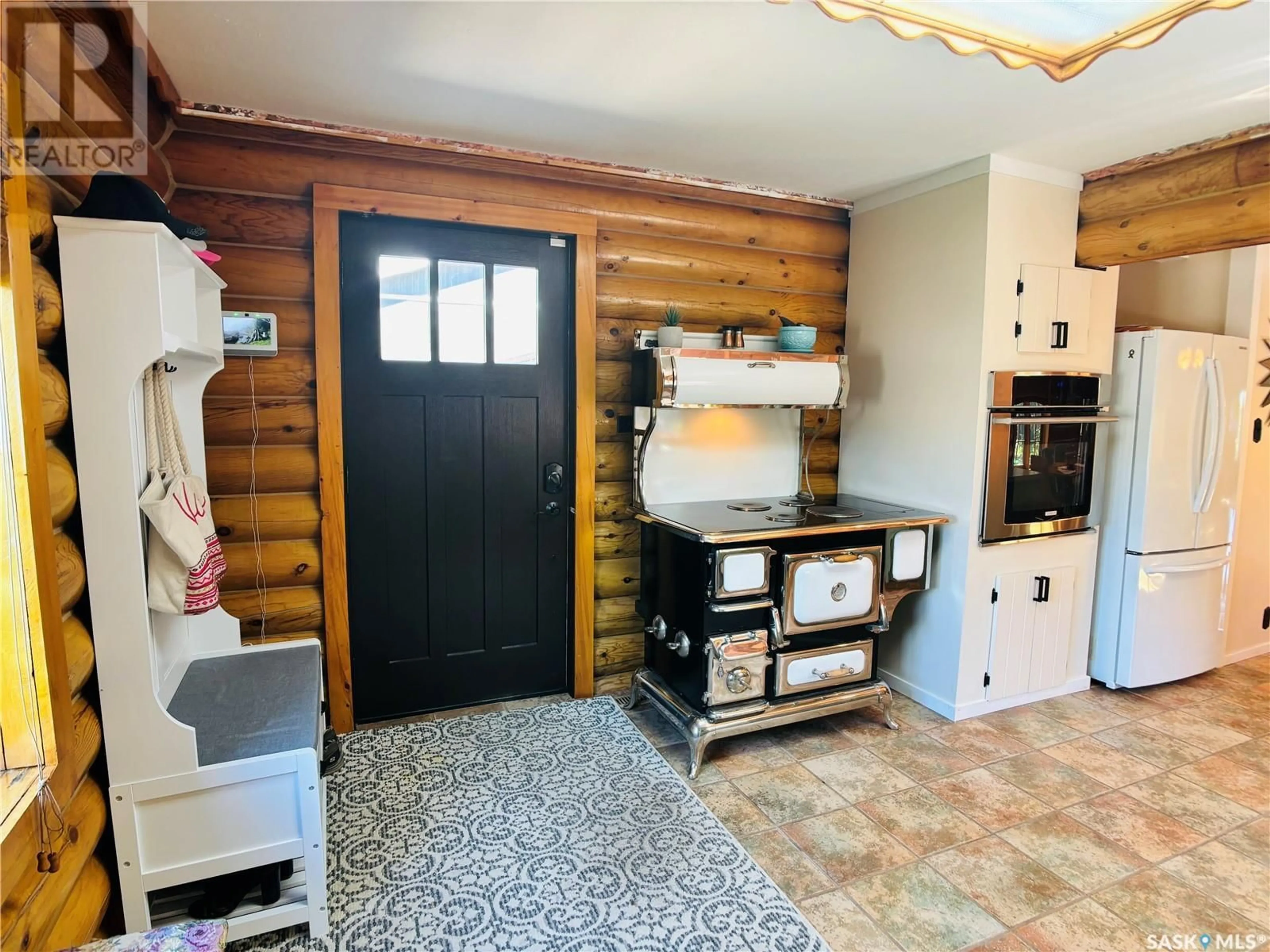 Indoor entryway for 830 VALLEY STREET, Estevan Saskatchewan S4A2P8