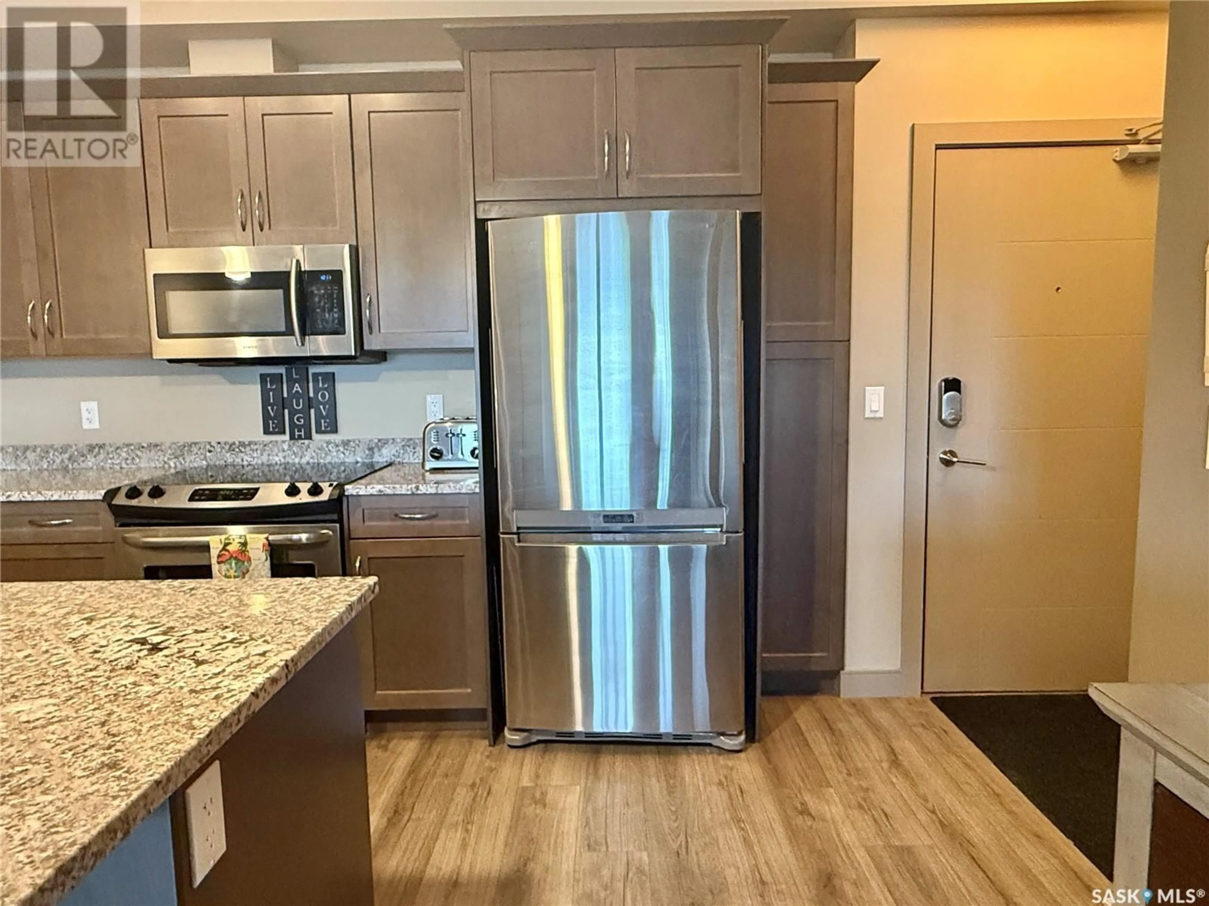 Standard kitchen, unknown for 121 - 122 WILLOWGROVE CRESCENT, Saskatoon Saskatchewan S7W0N4