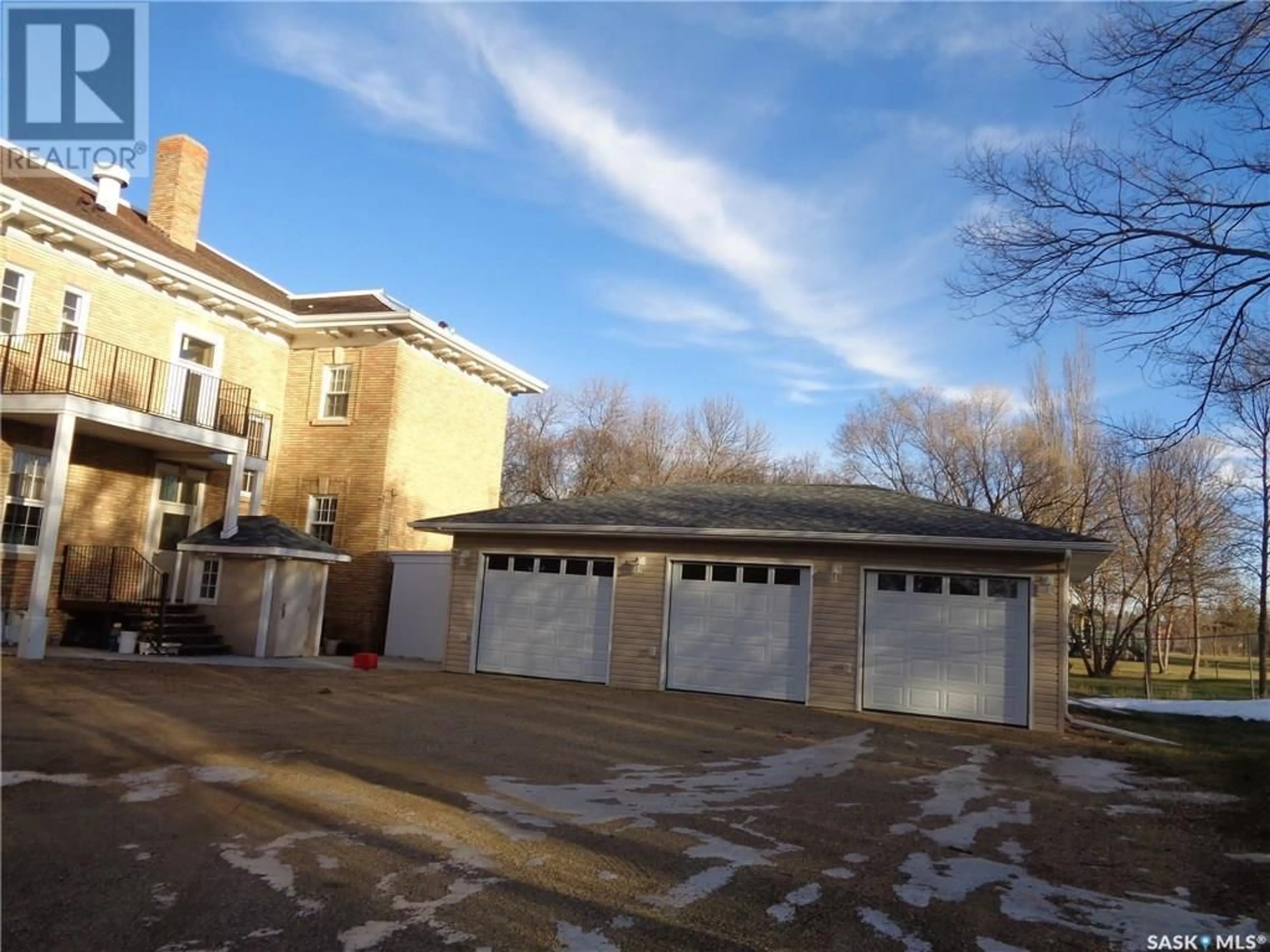 Indoor garage for 3 700 CENTRE STREET, Assiniboia Saskatchewan S0H0B0