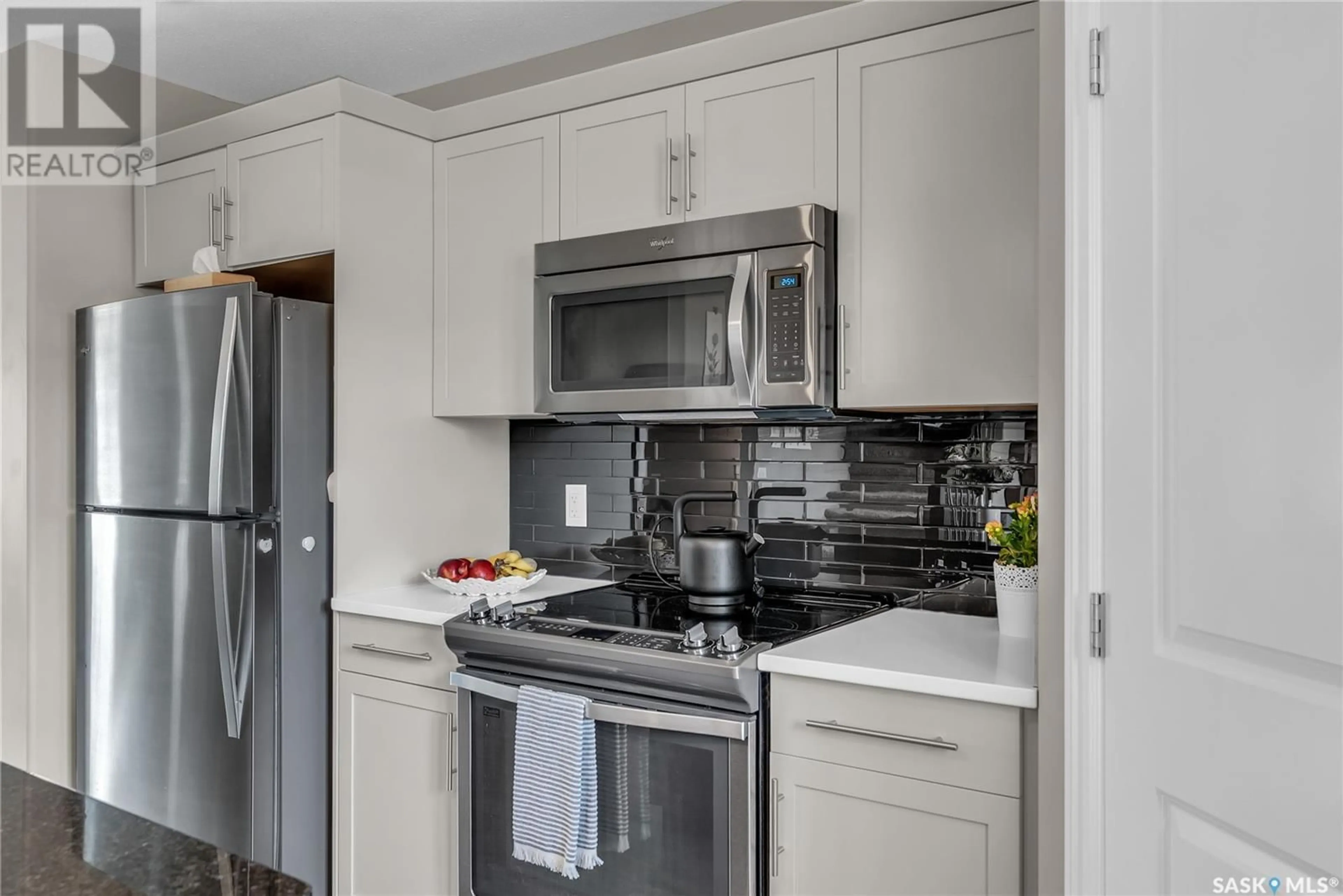Standard kitchen, unknown for 426 MANINGAS BEND, Saskatoon Saskatchewan S7W0V6