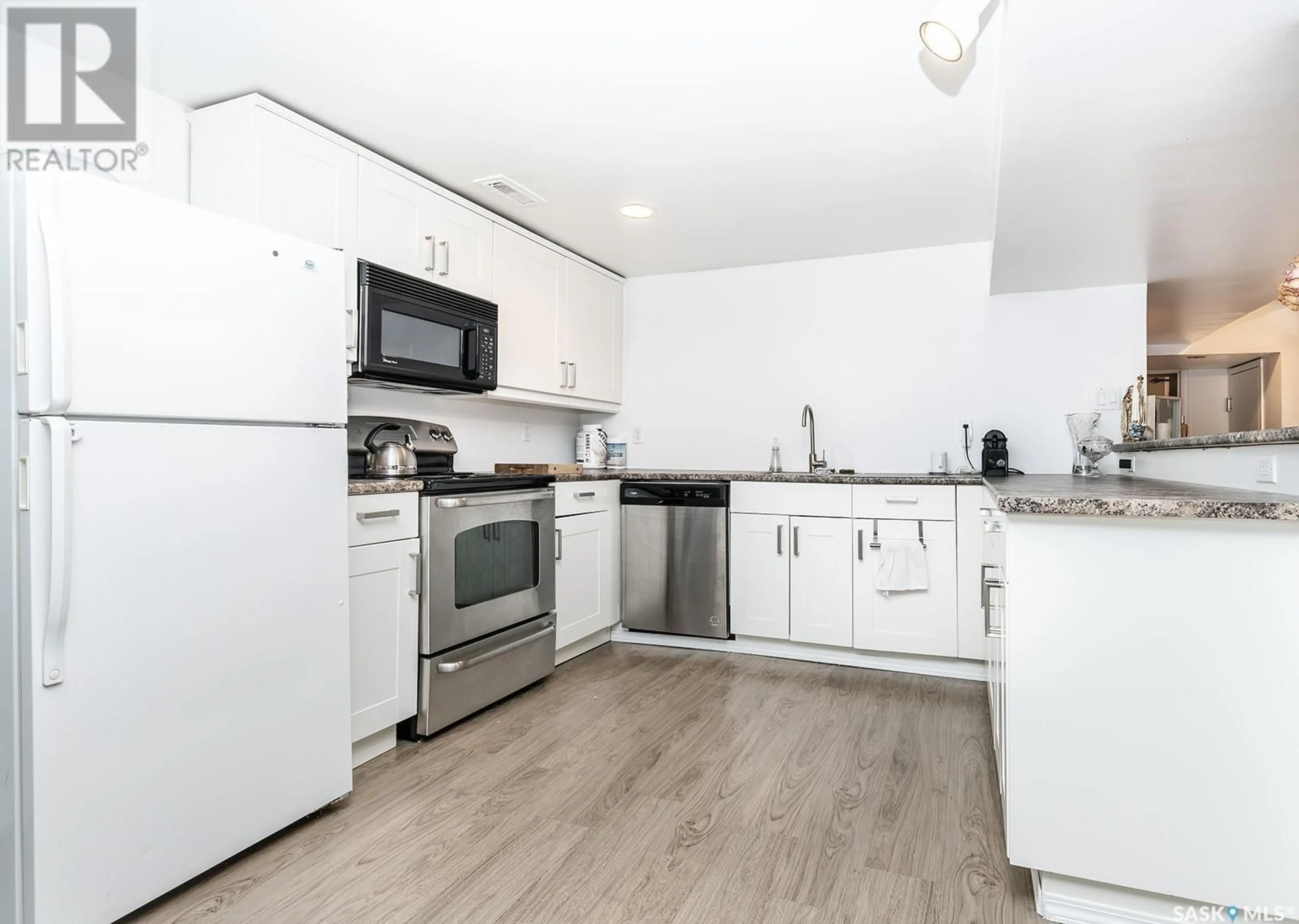 Standard kitchen, unknown for 2815 MCCONNELL AVENUE, Saskatoon Saskatchewan S7J0W4