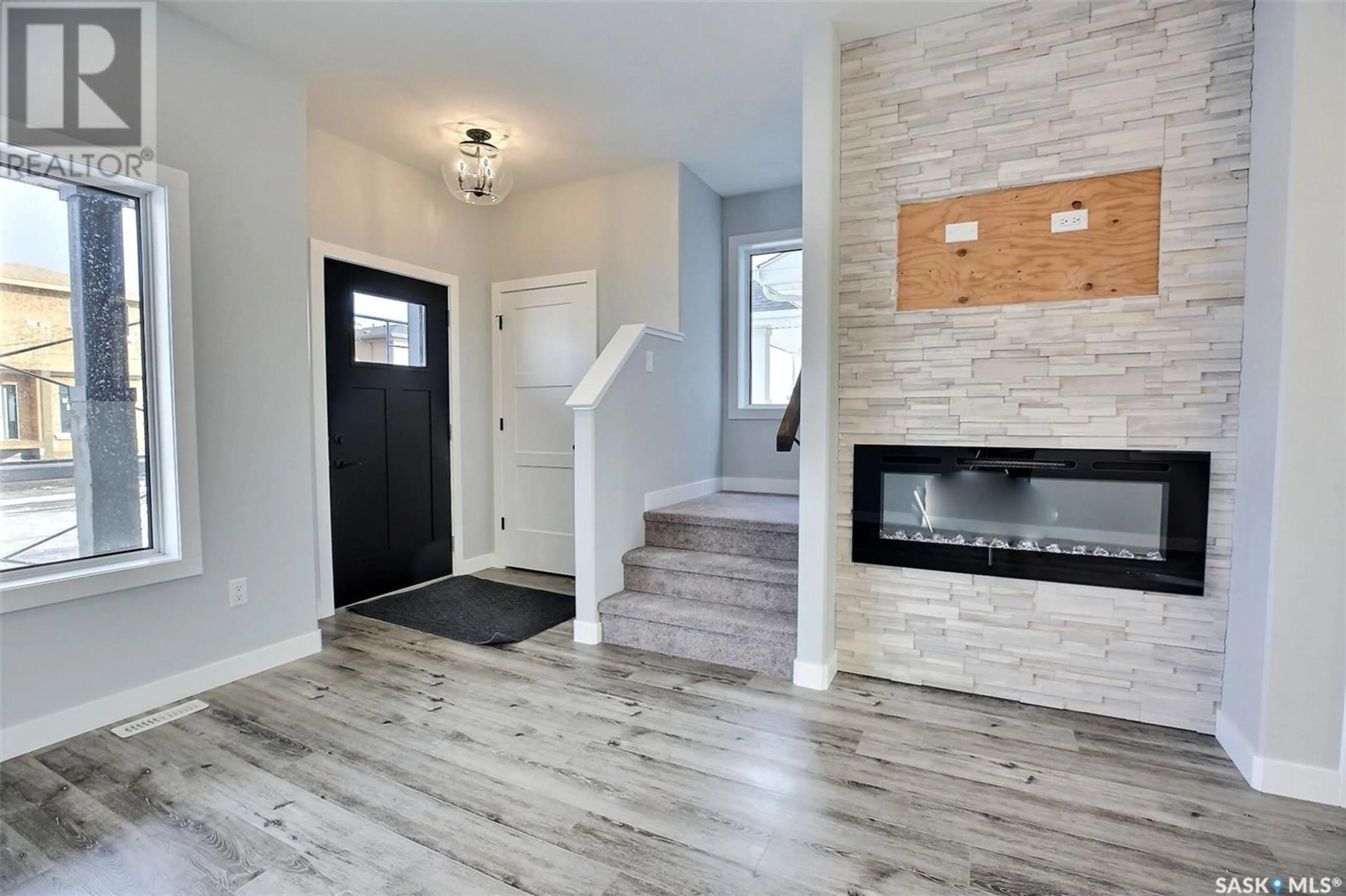 Indoor entryway for 3140 GREEN TURTLE ROAD, Regina Saskatchewan S4N7K9