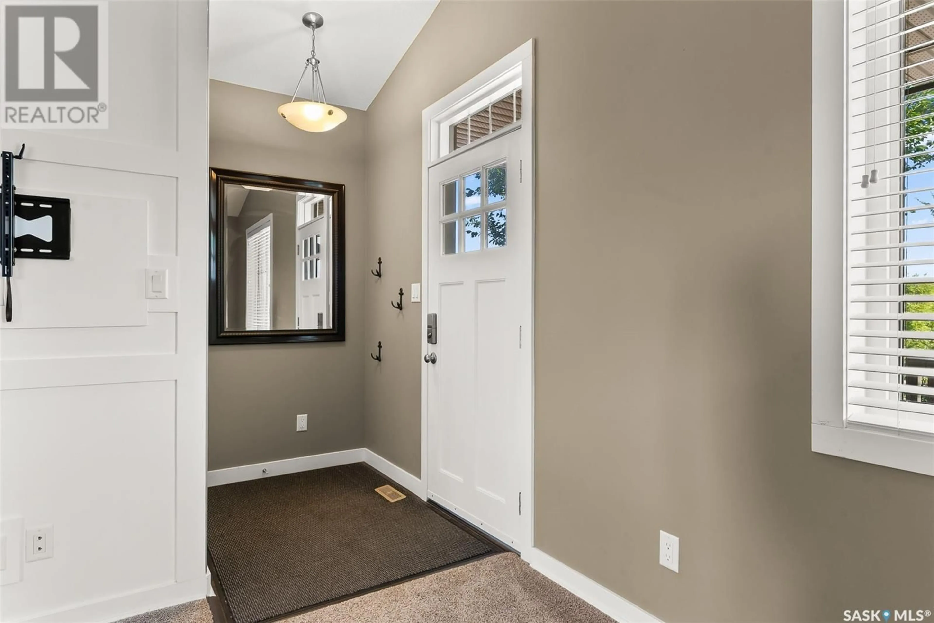 Indoor entryway for 5204 AERIAL CRESCENT, Regina Saskatchewan S4W0C8