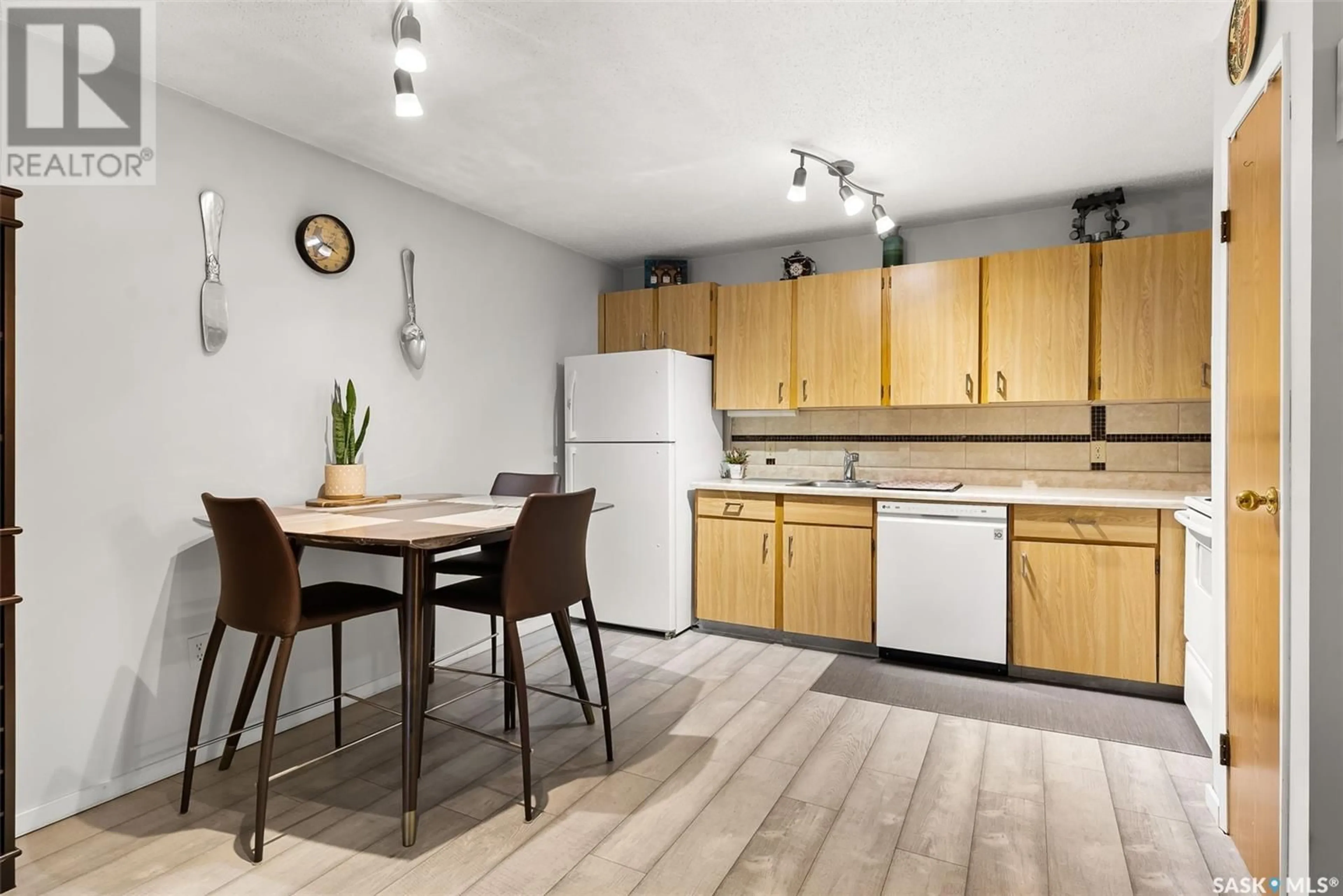 Standard kitchen, wood/laminate floor for 2406 - 522 HESELTINE ROAD, Regina Saskatchewan S4V1N9