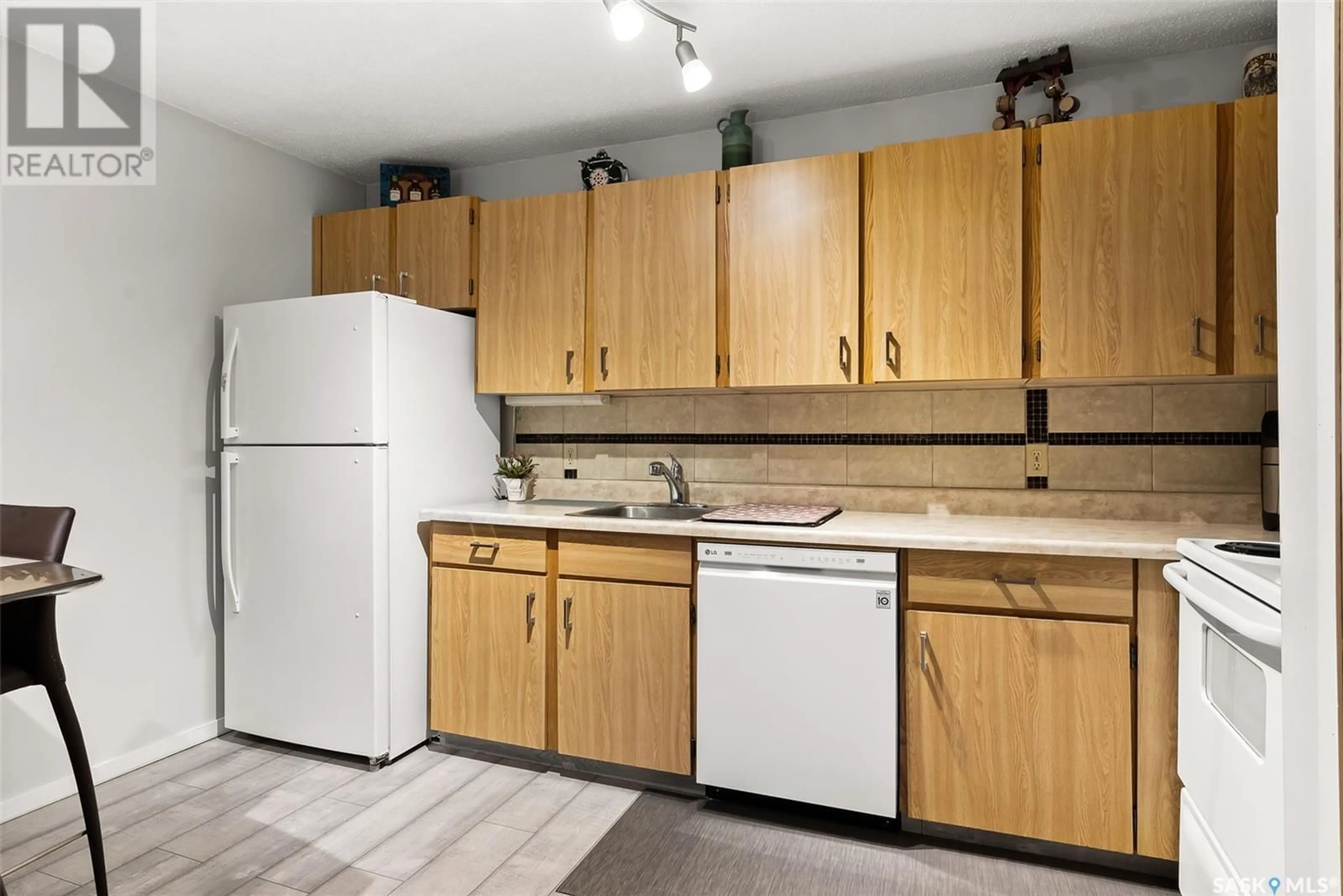 Standard kitchen, unknown for 2406 - 522 HESELTINE ROAD, Regina Saskatchewan S4V1N9
