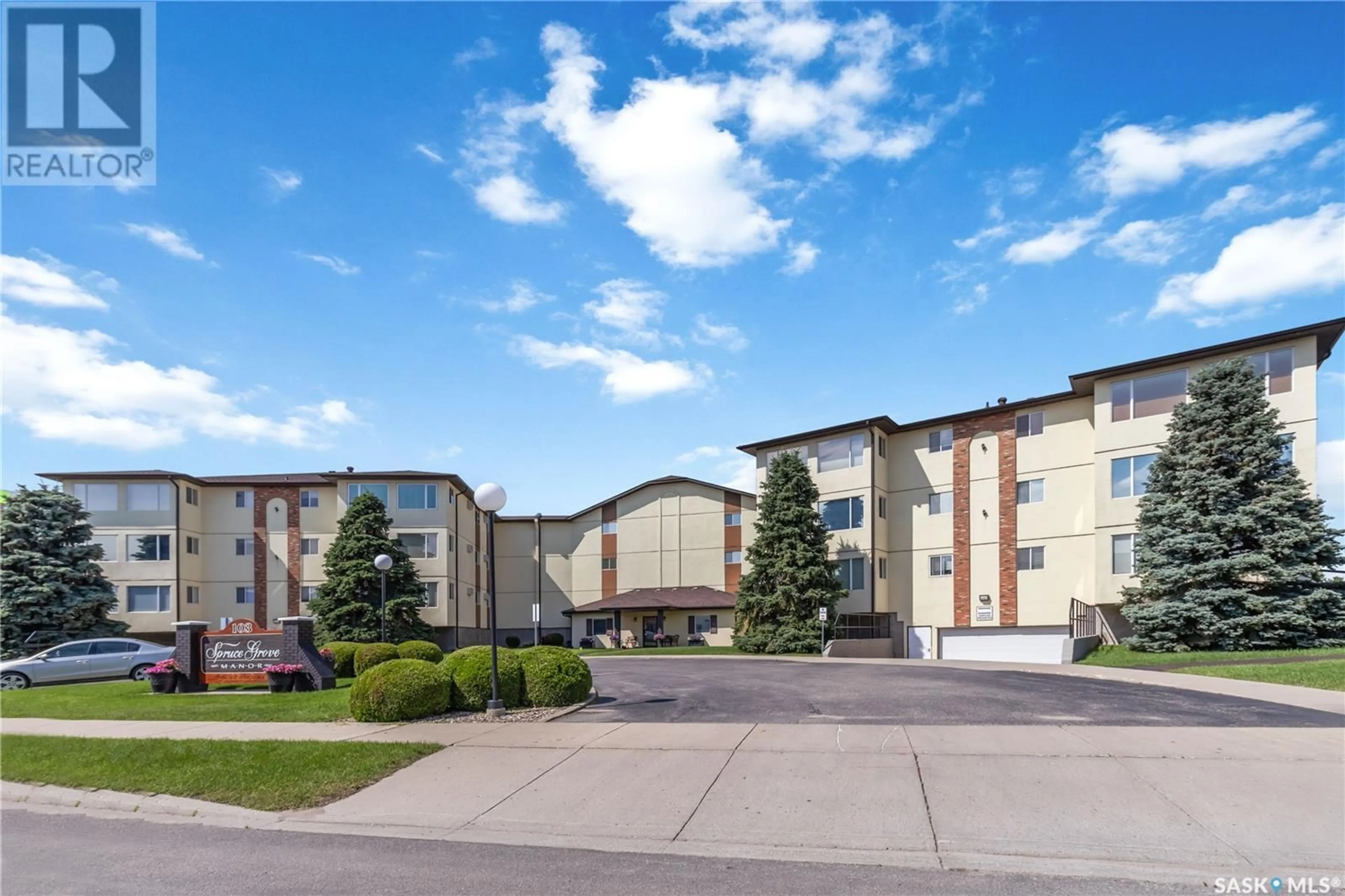 Patio, building for 103 - 104 KEEVIL CRESCENT, Saskatoon Saskatchewan S7N4L9