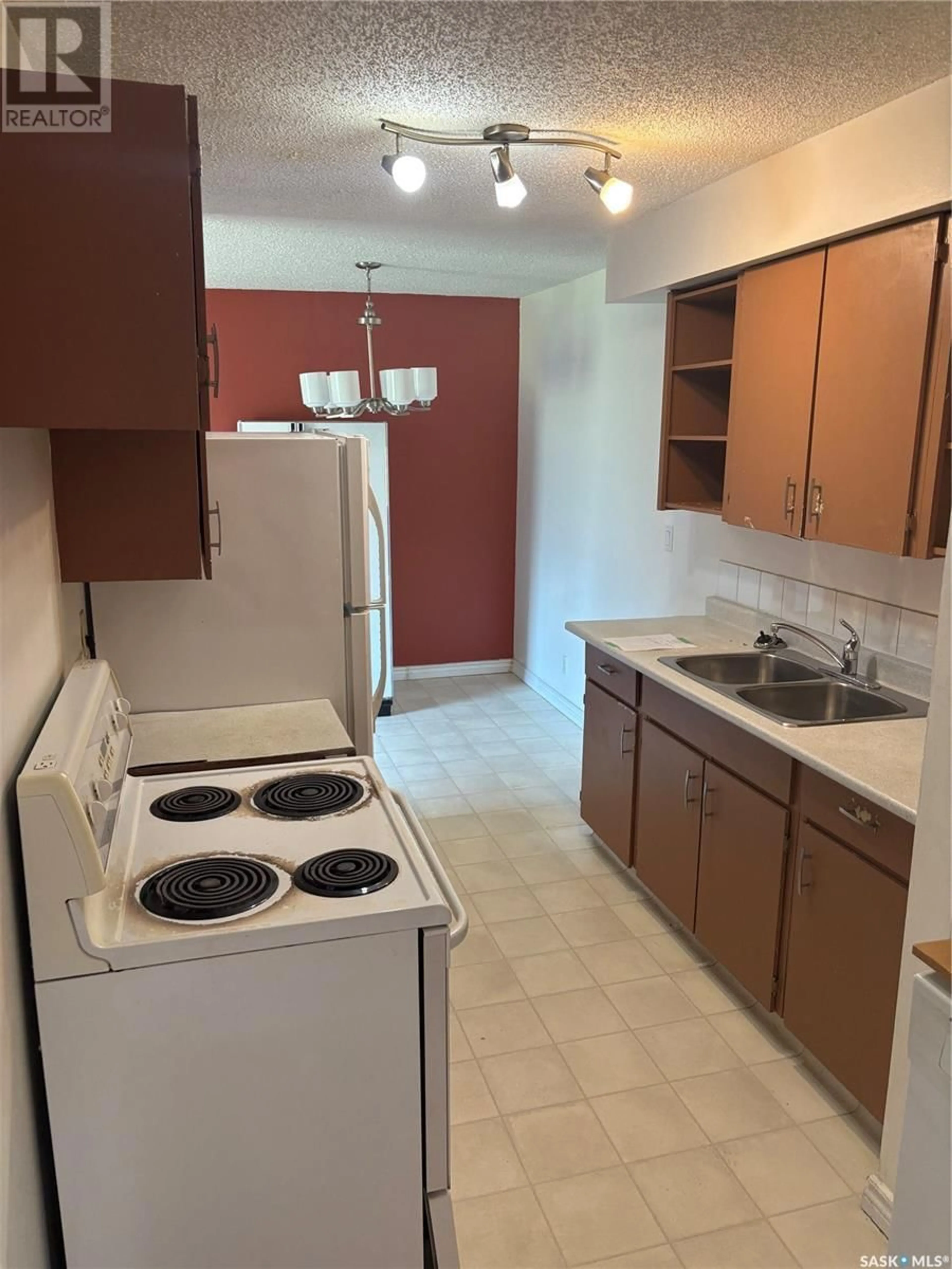 Standard kitchen, unknown for 4028 CASTLE ROAD, Regina Saskatchewan S4S6A4