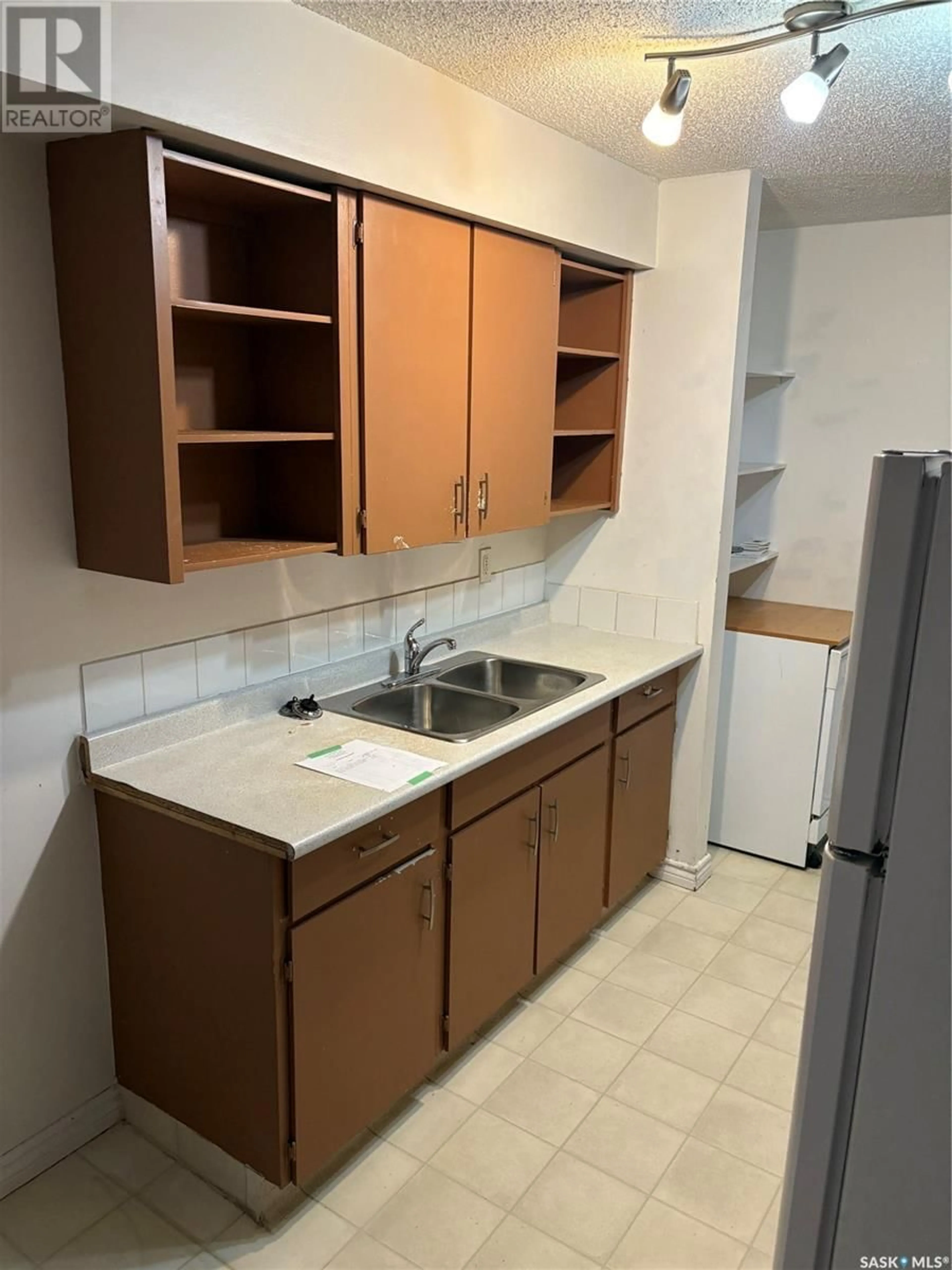 Standard kitchen, unknown for 4028 CASTLE ROAD, Regina Saskatchewan S4S6A4