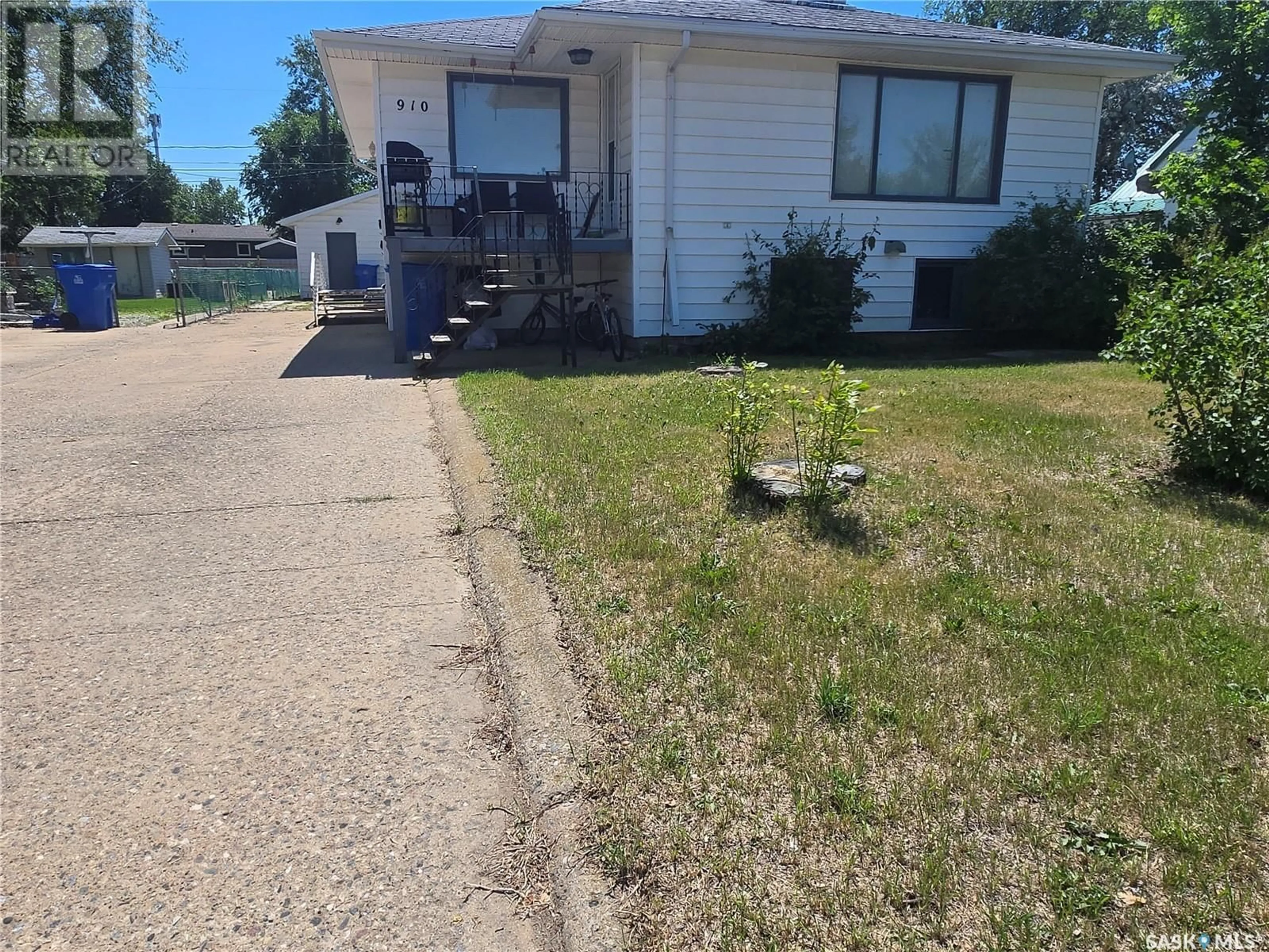 A pic from outside/outdoor area/front of a property/back of a property/a pic from drone, street for 910 ISABELLE STREET, Estevan Saskatchewan S4A1R4