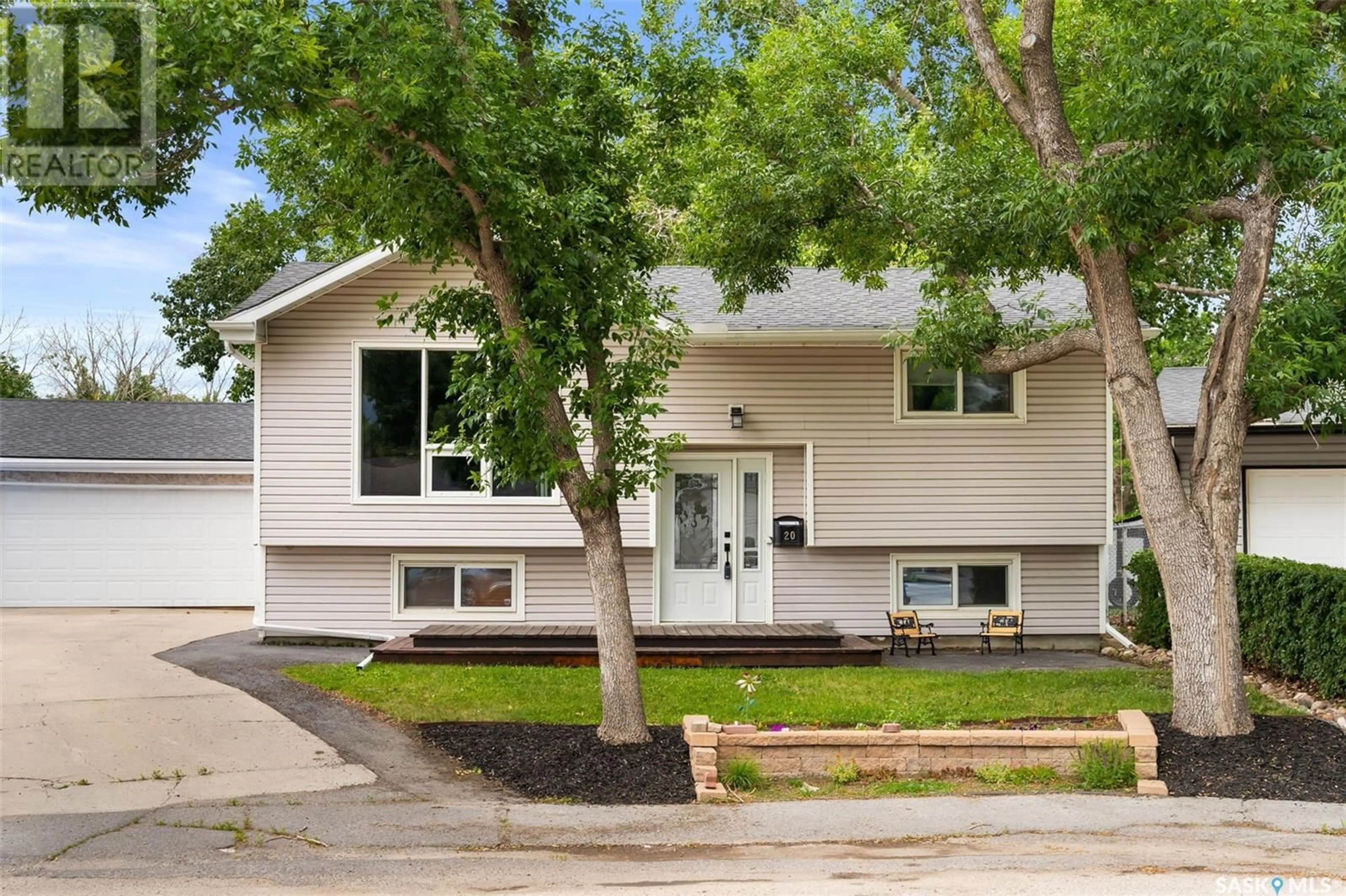 Home with vinyl exterior material, street for 20 PLEASANTVIEW BAY, Regina Saskatchewan S4R5H3