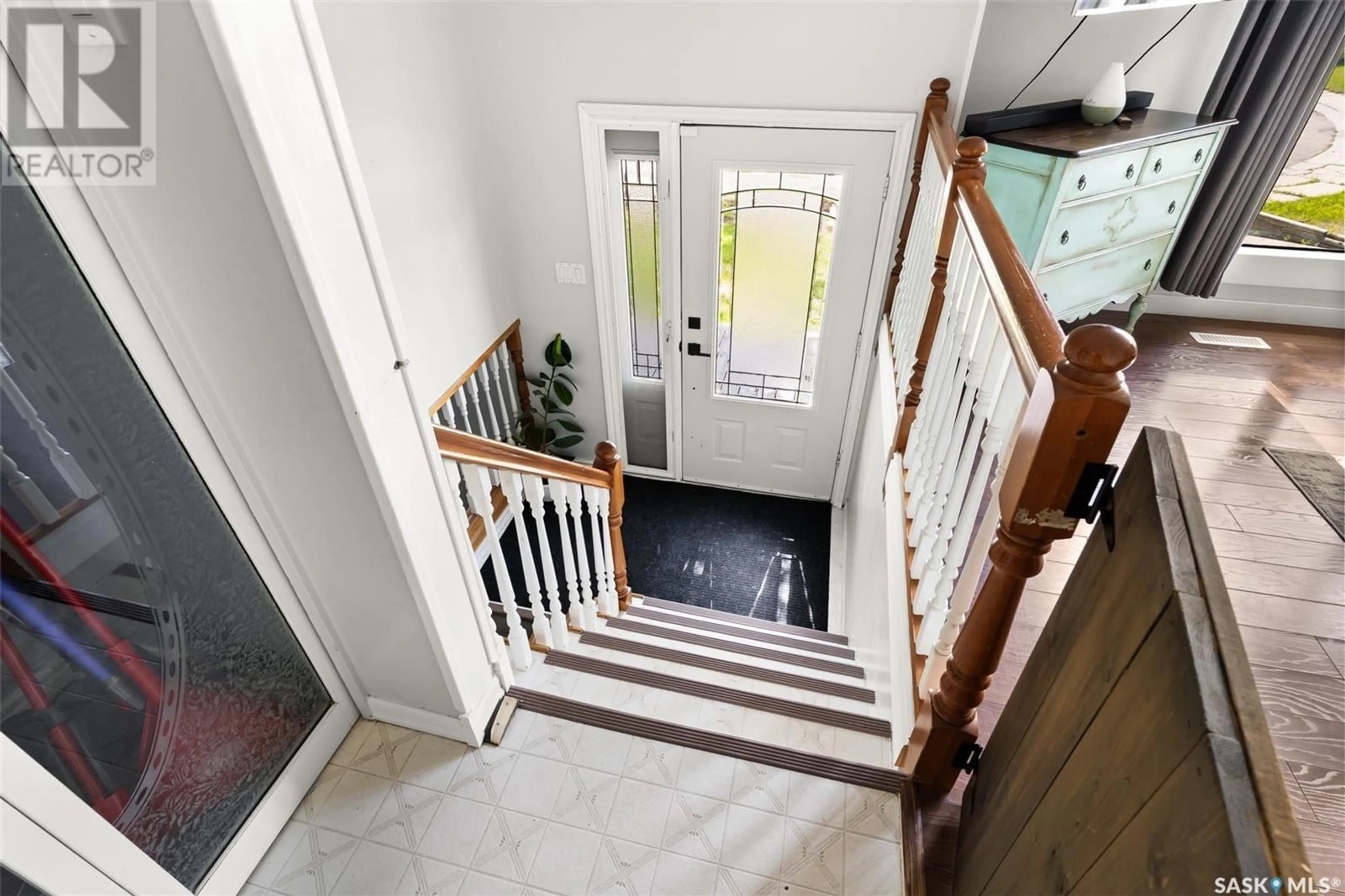 Indoor foyer for 20 PLEASANTVIEW BAY, Regina Saskatchewan S4R5H3