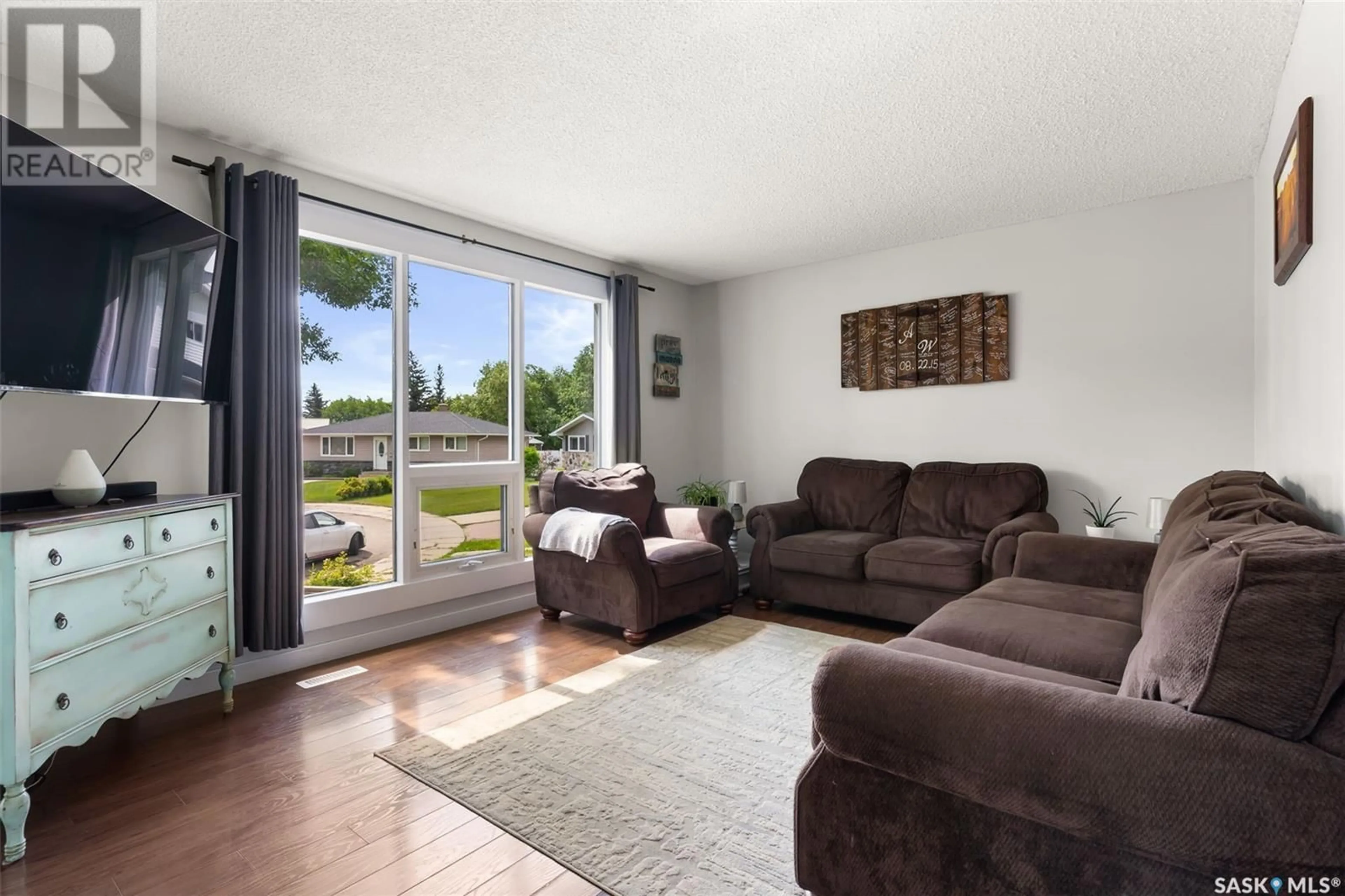 Living room with furniture, unknown for 20 PLEASANTVIEW BAY, Regina Saskatchewan S4R5H3