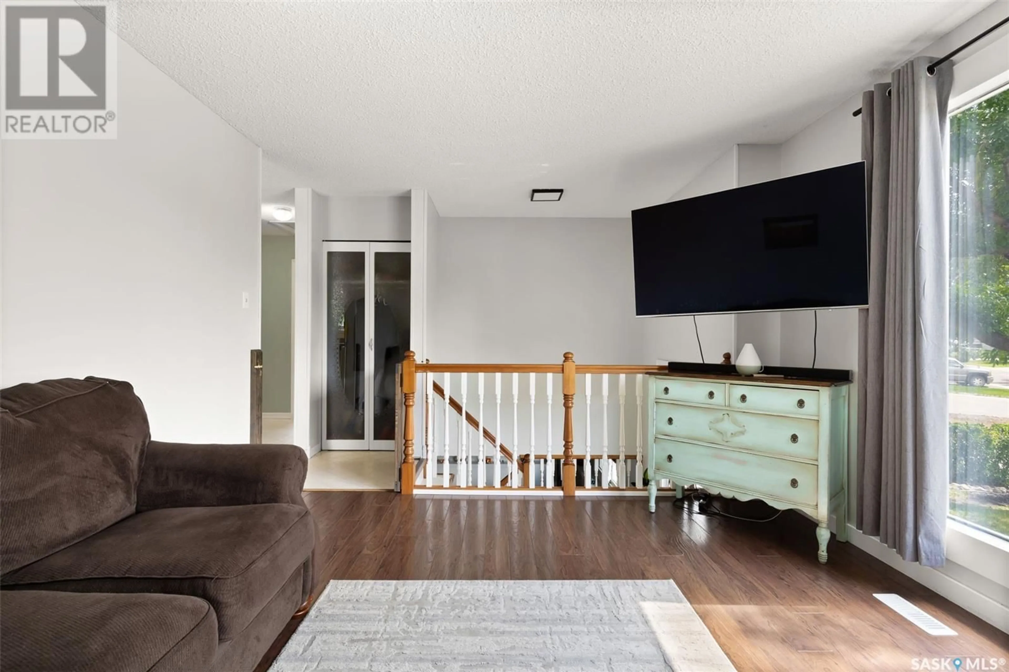 Living room with furniture, wood/laminate floor for 20 PLEASANTVIEW BAY, Regina Saskatchewan S4R5H3