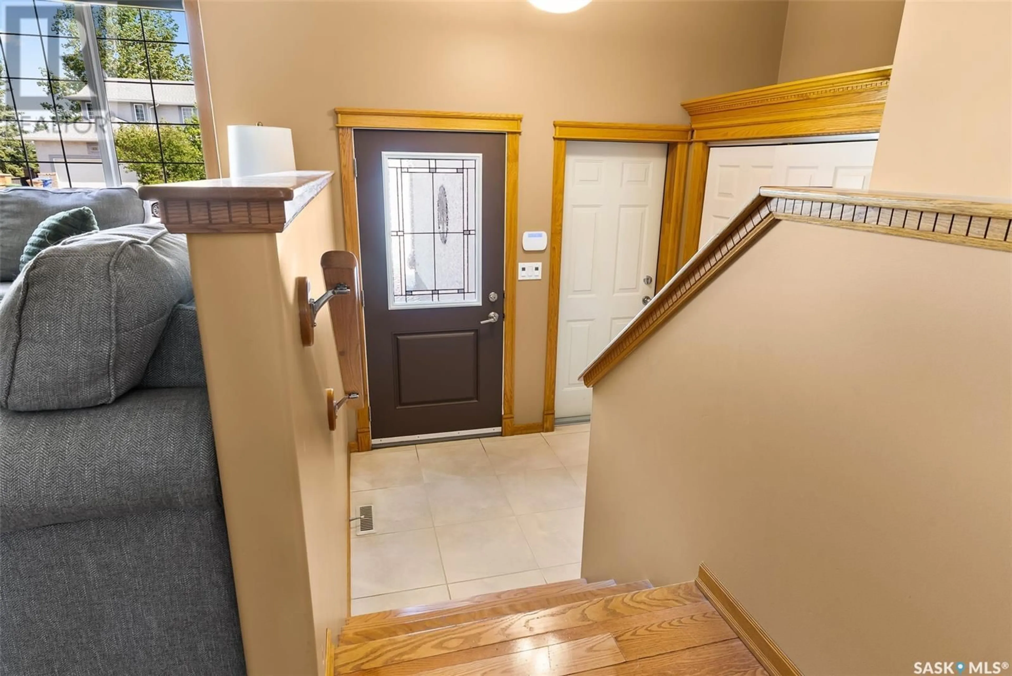 Indoor foyer for 450 FAIRWAY ROAD, Regina Saskatchewan S4Y1A2