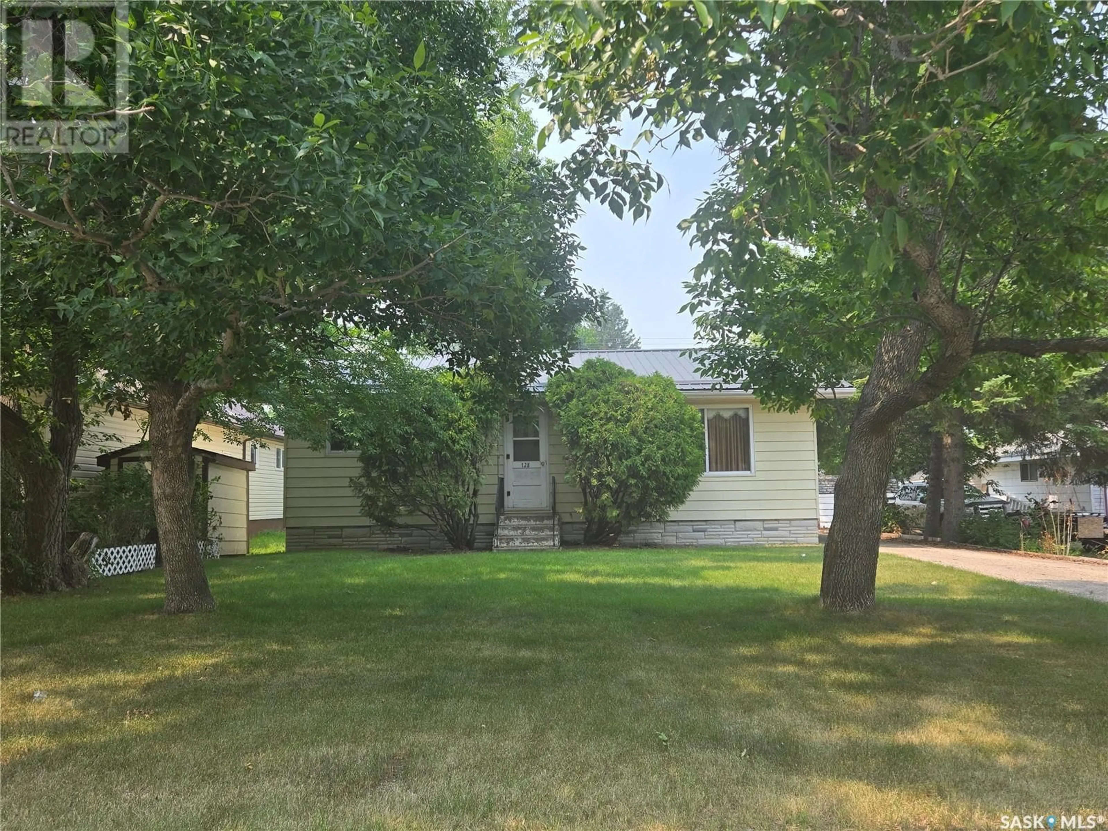 A pic from outside/outdoor area/front of a property/back of a property/a pic from drone, street for 128 MAIN STREET, Stoughton Saskatchewan S0G4T0