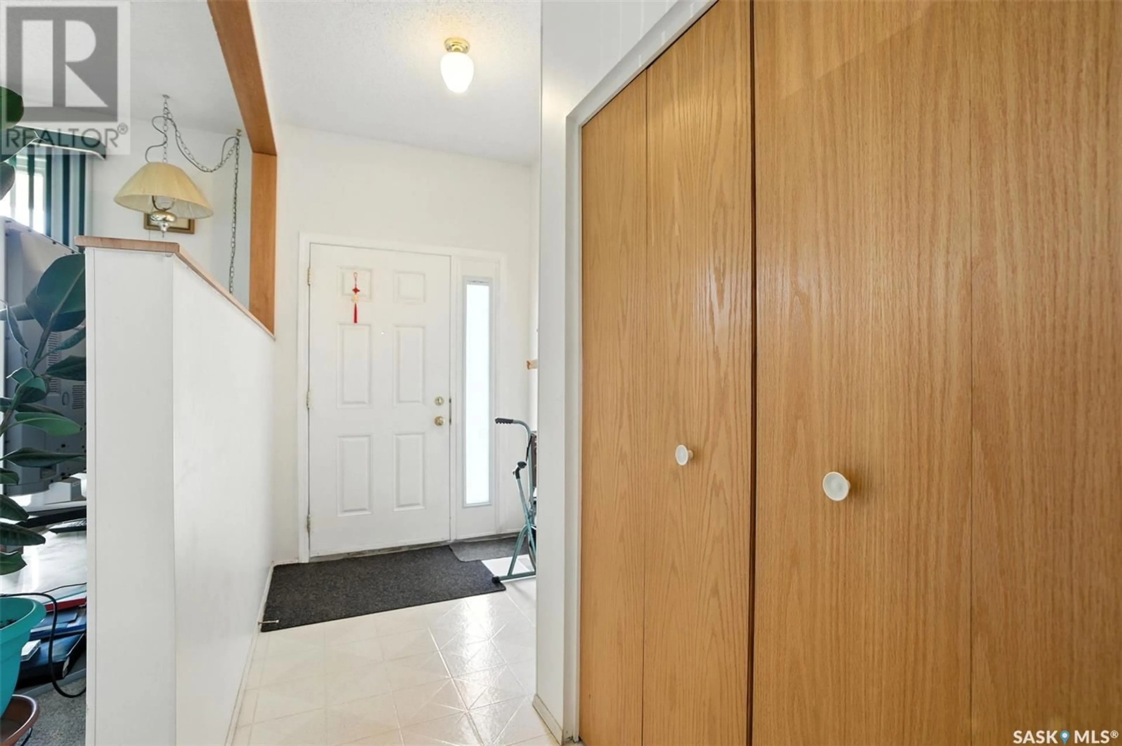 Indoor foyer for 514 FORRESTER ROAD, Saskatoon Saskatchewan S7M4G6