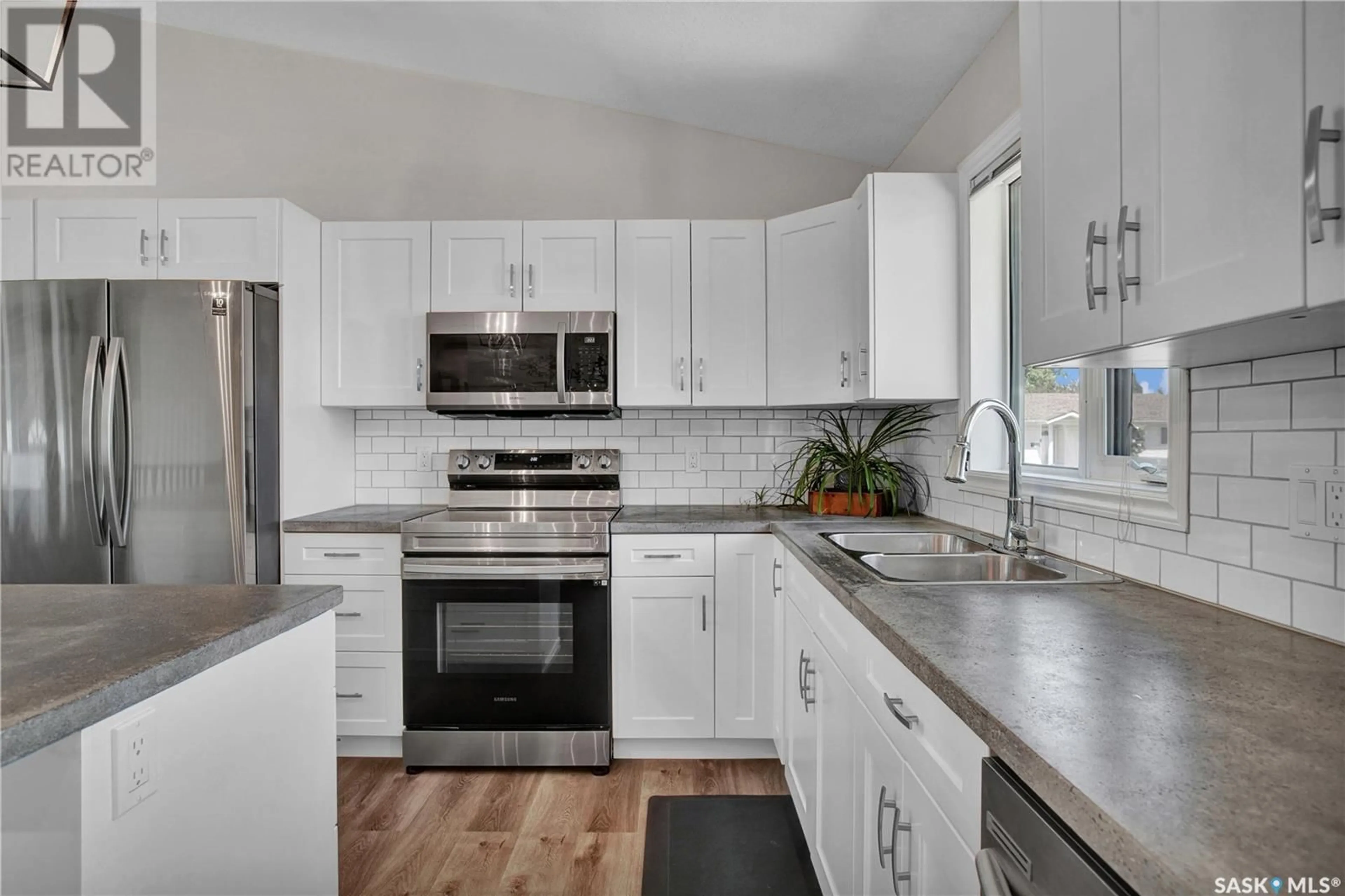Open concept kitchen, ceramic/tile floor for 122 7TH AVENUE, Warman Saskatchewan S0K4S0