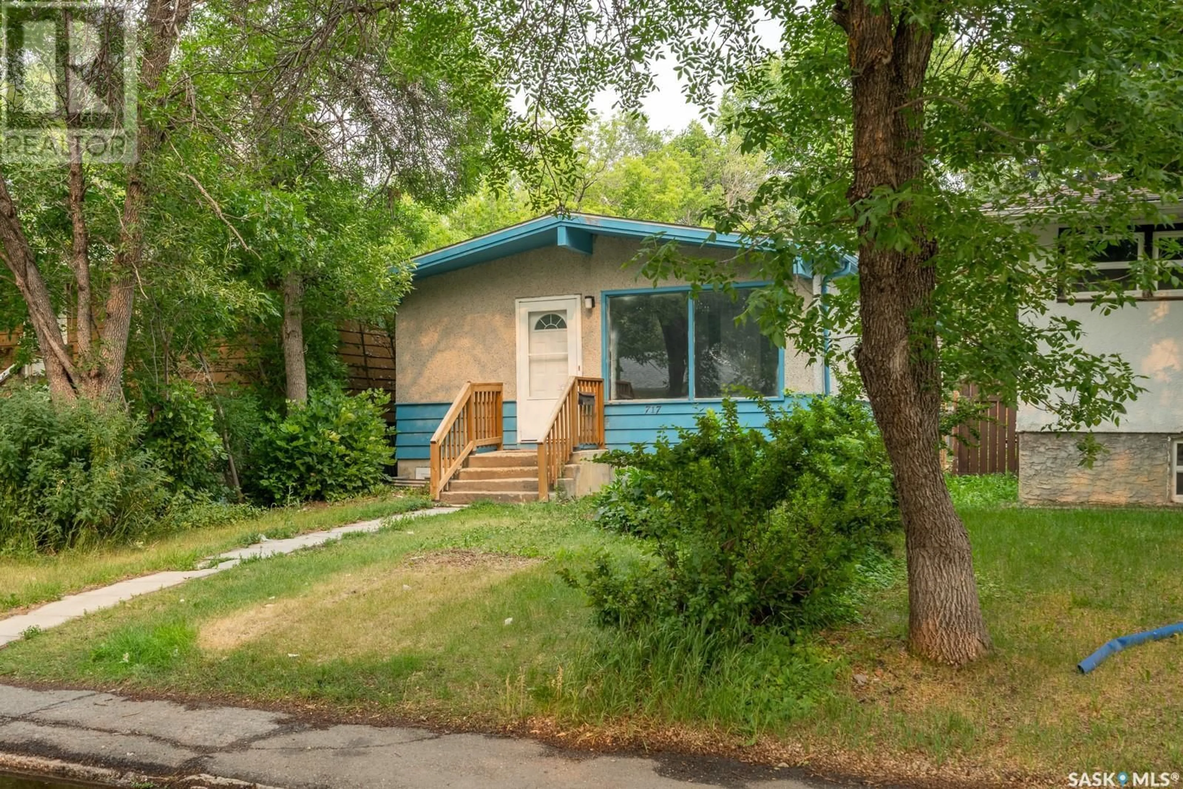 Home with vinyl exterior material, street for 717 MONTAGUE STREET, Regina Saskatchewan S4T3H1