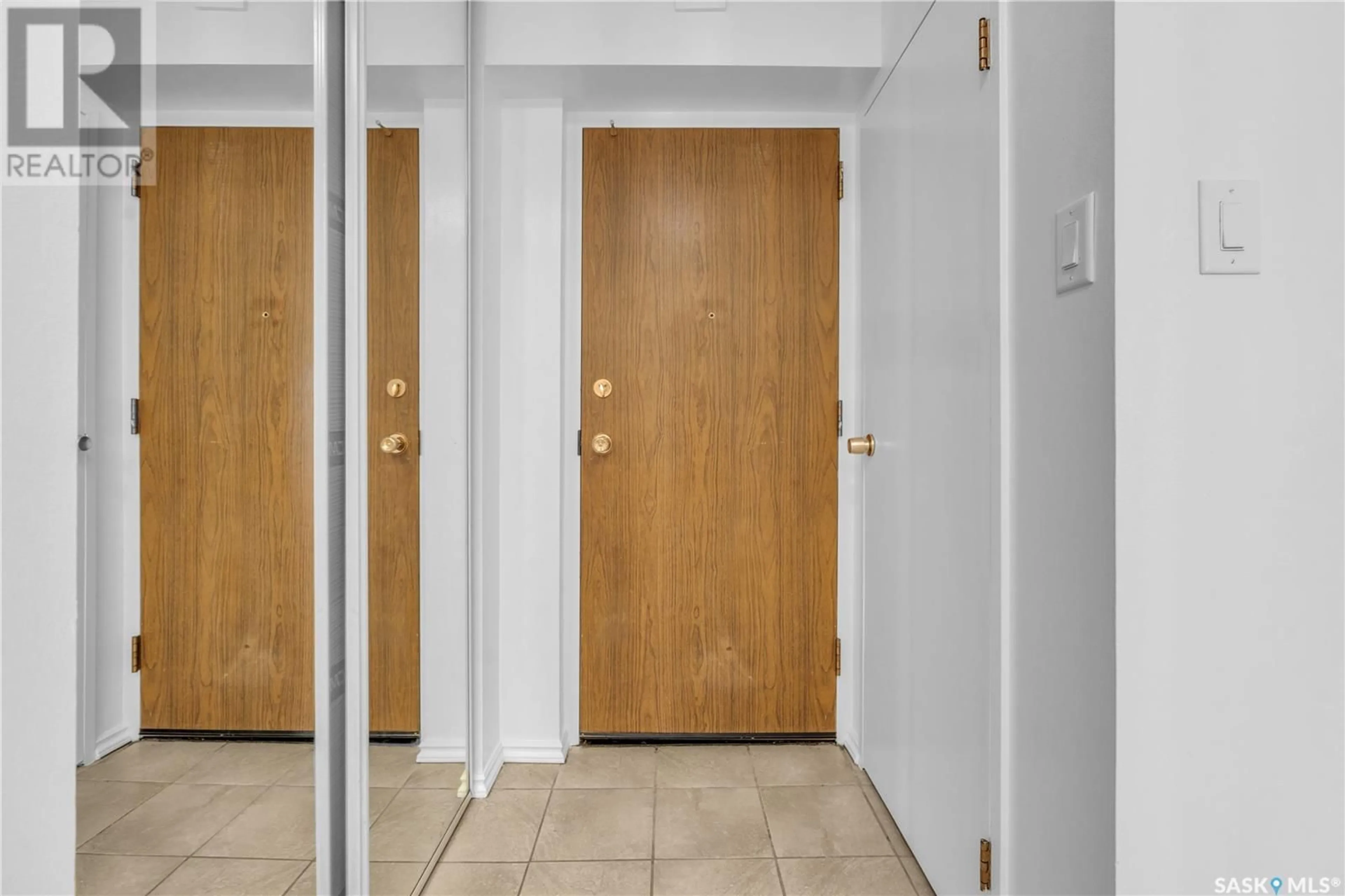 Indoor foyer for 210 - 2830 GORDON ROAD, Regina Saskatchewan S4S6A1