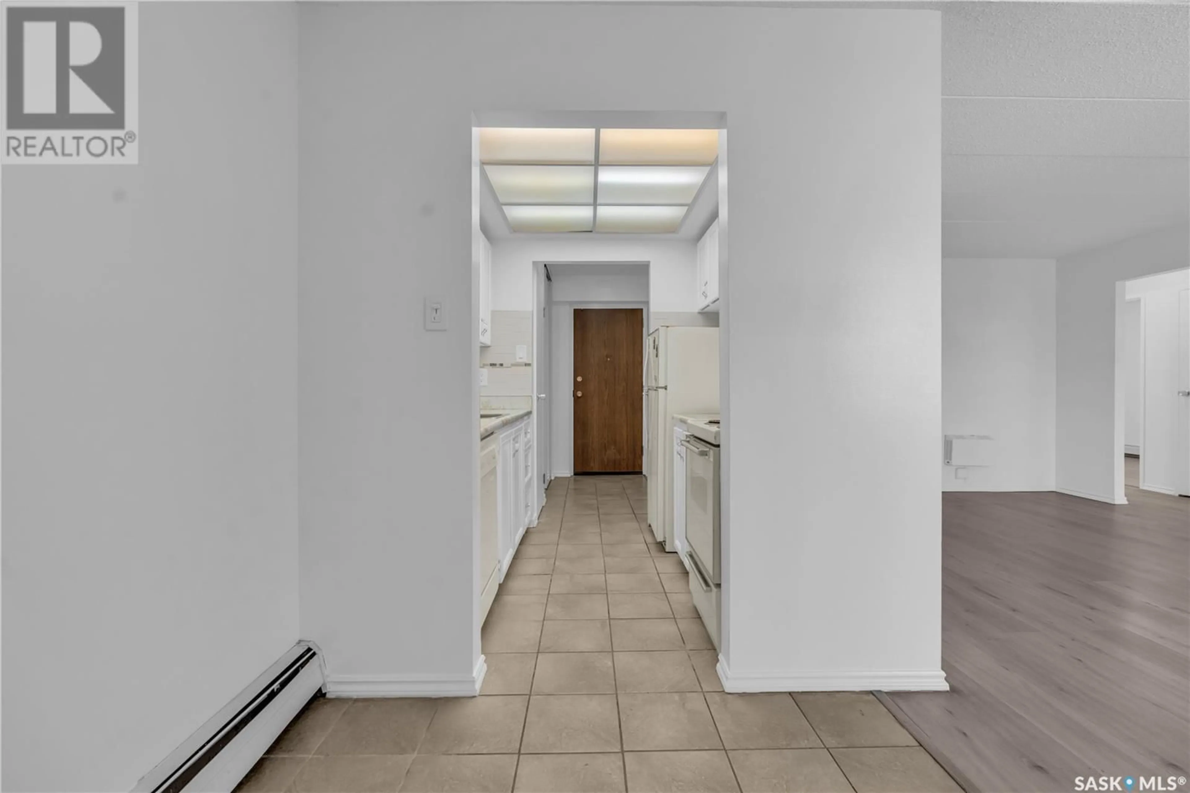 Indoor foyer for 210 - 2830 GORDON ROAD, Regina Saskatchewan S4S6A1