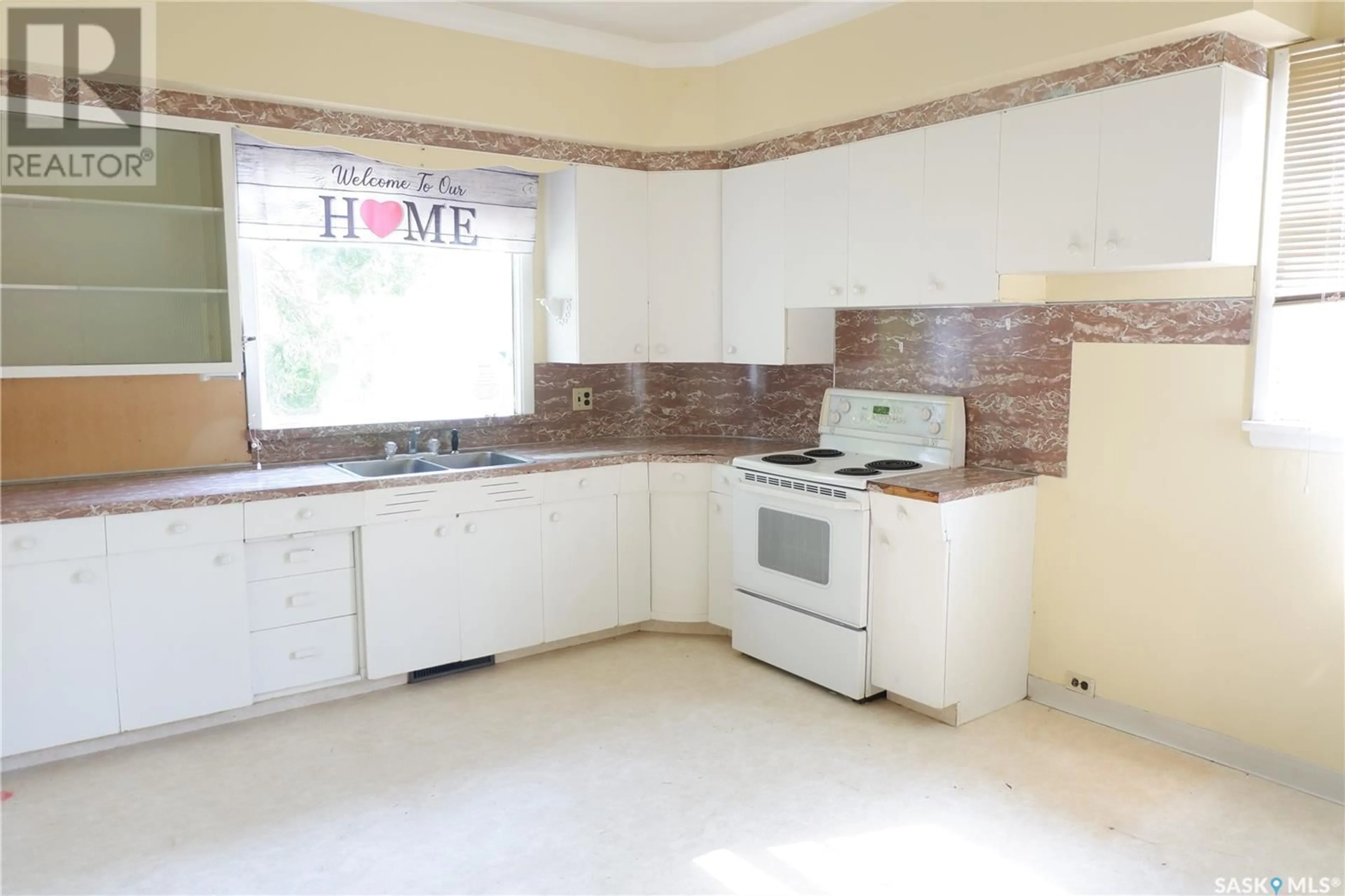 Standard kitchen, ceramic/tile floor for 104 2ND AVENUE, Gravelbourg Saskatchewan S0H1X0