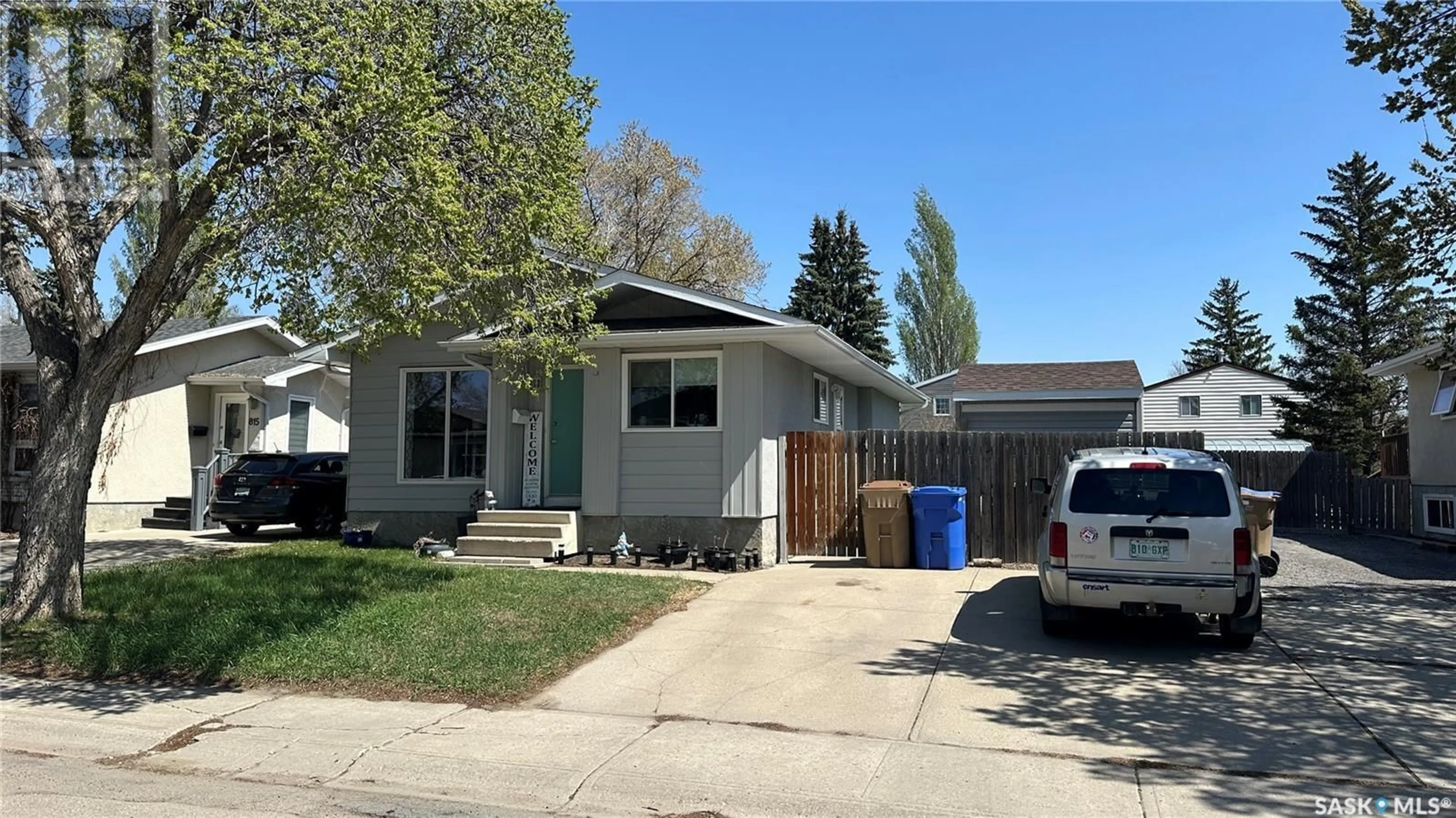 Home with vinyl exterior material, street for 811 BATTEL STREET, Regina Saskatchewan S4X1Y3